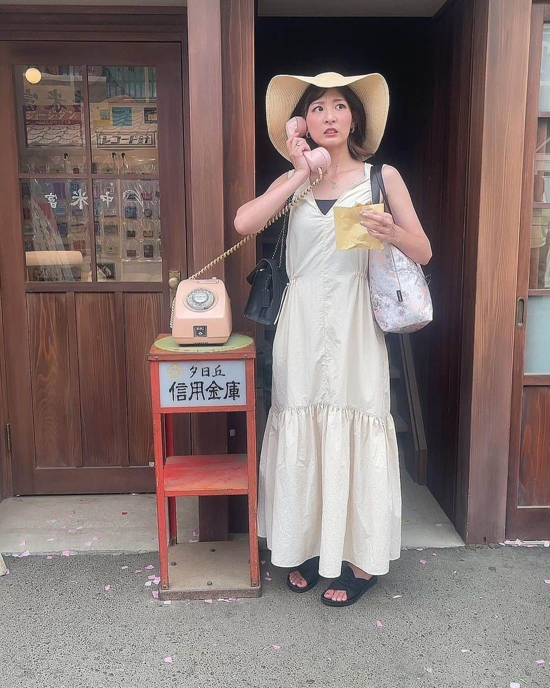 福田朱子さんのインスタグラム写真 - (福田朱子Instagram)「夕日の丘商店街🌇 . . 西武ゆうえんちの入場ゲートを通ると目の前に見えてくるのは、 レトロな商店街🍡 . . 雰囲気だけでわくわくするのに、 専用通貨でも楽しめる💴 . . . ①レトロ☎️の私🤍 多分こーゆー時は可愛く撮ってもらうんだと思うけど。 . . ②干物の狭間からゆみ🤍🐟 . . ③和菓子屋さんのベンチできーぼう🍘 . . 可愛いんだけど、2人とも早々に買ったのビールなんだよな🍻ww . . #西武ゆうえんち　#夕日の丘商店街  #ビールで乾杯 #レトロ #レトロな街並み #レトロデザイン　#レトロスポット」8月28日 22時20分 - syuko29