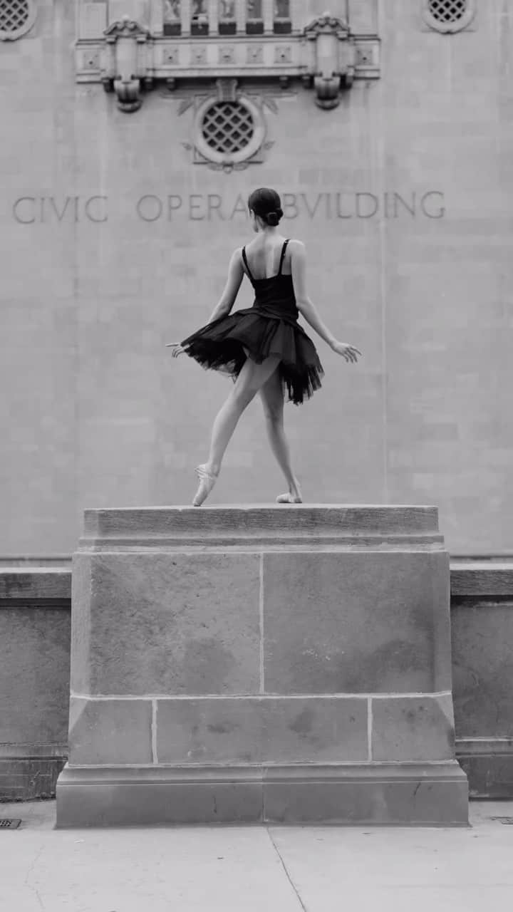 ballerina projectのインスタグラム：「Watch the full length version of this dance film at our YouTube channel. Link is located in our account profile.   𝐁𝐚𝐬𝐢𝐚 𝐑𝐡𝐨𝐝𝐞𝐧 dances on the shore of the Chicago River by the Civic Opera House. @basia.rhoden #basiarhoden #ballerinaproject #ballerina #ballet #chicago」
