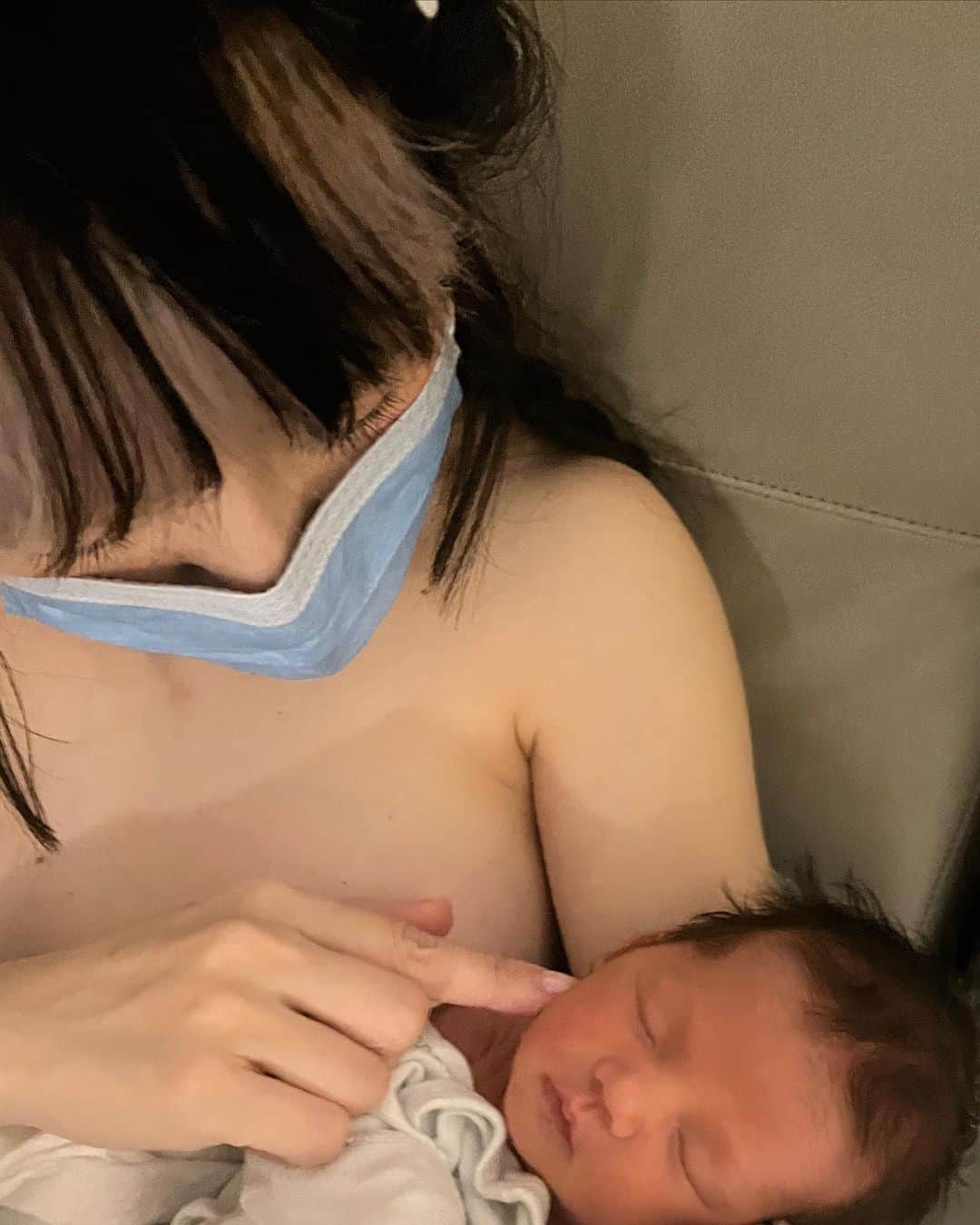 Mei Kawajiriのインスタグラム：「August /20/23,12:03am❤️♌️ Itsuki 🤍was born 💕 I had unexpected earlier contractions next day of my baby shower.(I’m sorry I had to cancel few job in last minute ) after we stayed few days at hospital,  Itsuki came out to the big Apple from my tiny belly 😊❤️ I was really shaking 🫨 and scared c section. Only Avery could make me calm down with  hold my hands ❤️‍🩹 And when we heard baby’s crying voice , I felt most happiness in my life. And still make me cry when I think that moment. I feel like I was in a dream this whole week. Itsuki is growing everyday faster than my recovery speed🍼🤍She said get ready for me, mom 🩷 p.s Mentaiko rice ball 🍙 from @japanesefacemassageny was better than any sushi 🍣💝bc I was craving Mentaiko for months」