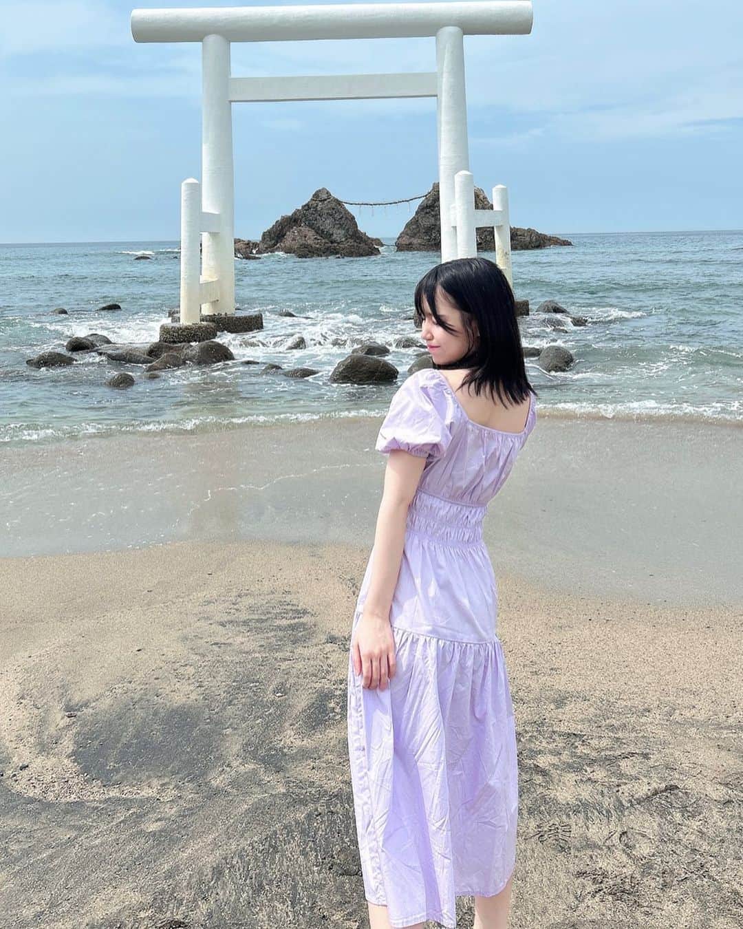 岩田陽菜のインスタグラム：「白い鳥居にきらきら砂浜に青い海🤍✨  気持ちのいい場所でした~」