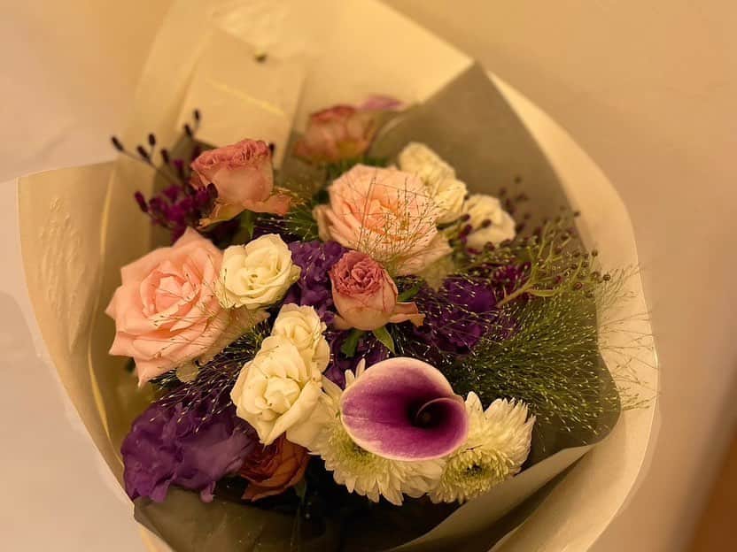 多岐川華子さんのインスタグラム写真 - (多岐川華子Instagram)「レッスン終わりにインストラクターでもあり、LAUGH YOGA SALONのオーナーSakurakoさんが会いに来てくださりました🩵  それだけでも嬉しいのに 結婚祝いに、と素敵な花束と心のこもったお手紙までいただき感激🥹  Sakurakoさんはもちろん LAUGH YOGA SALONのお客様、皆さま温かい方ばかりで本当に幸せ。 ありがとうございます。  Sakurakoさんとは会うの久々だったので、短時間で喋った喋った！  ちなみに花束は、私をイメージして一つ一つお花を選んでくださったと聞き更に嬉しかったです💐  本当に人に恵まれている。 私も大きな愛をたっっくさん返していきます🫶」8月28日 22時15分 - hanako__official
