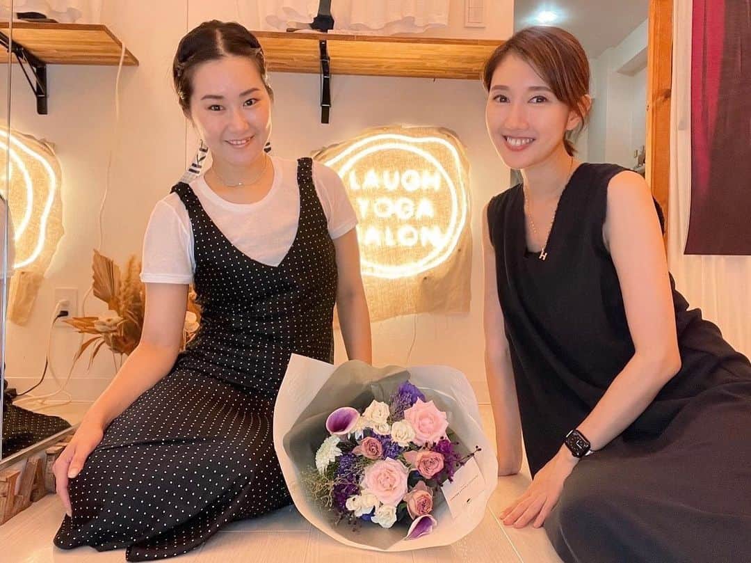 多岐川華子のインスタグラム：「レッスン終わりにインストラクターでもあり、LAUGH YOGA SALONのオーナーSakurakoさんが会いに来てくださりました🩵  それだけでも嬉しいのに 結婚祝いに、と素敵な花束と心のこもったお手紙までいただき感激🥹  Sakurakoさんはもちろん LAUGH YOGA SALONのお客様、皆さま温かい方ばかりで本当に幸せ。 ありがとうございます。  Sakurakoさんとは会うの久々だったので、短時間で喋った喋った！  ちなみに花束は、私をイメージして一つ一つお花を選んでくださったと聞き更に嬉しかったです💐  本当に人に恵まれている。 私も大きな愛をたっっくさん返していきます🫶」