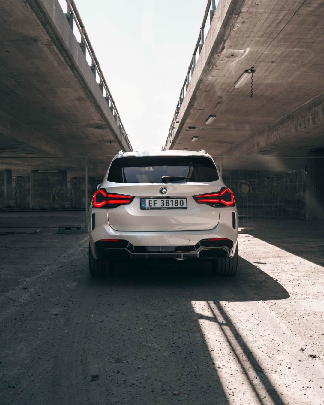 BMWさんのインスタグラム写真 - (BMWInstagram)「Build bridges, make connections, travel together.  📸: @bmwskoyen @mantulinmedia #BMWRepost   The BMW iX3. #THEiX3 #BMW #iX3 #BornElectric #BMWElectric  __ BMW iX3: Combined power consumption: 18.9–18.5 kWh/100 km. Combined CO2 emissions: 0 g/km. Electric range: 453–461 kilometers. All data according to WLTP.  Further info: www.bmw.com/disclaimer」8月28日 22時16分 - bmw
