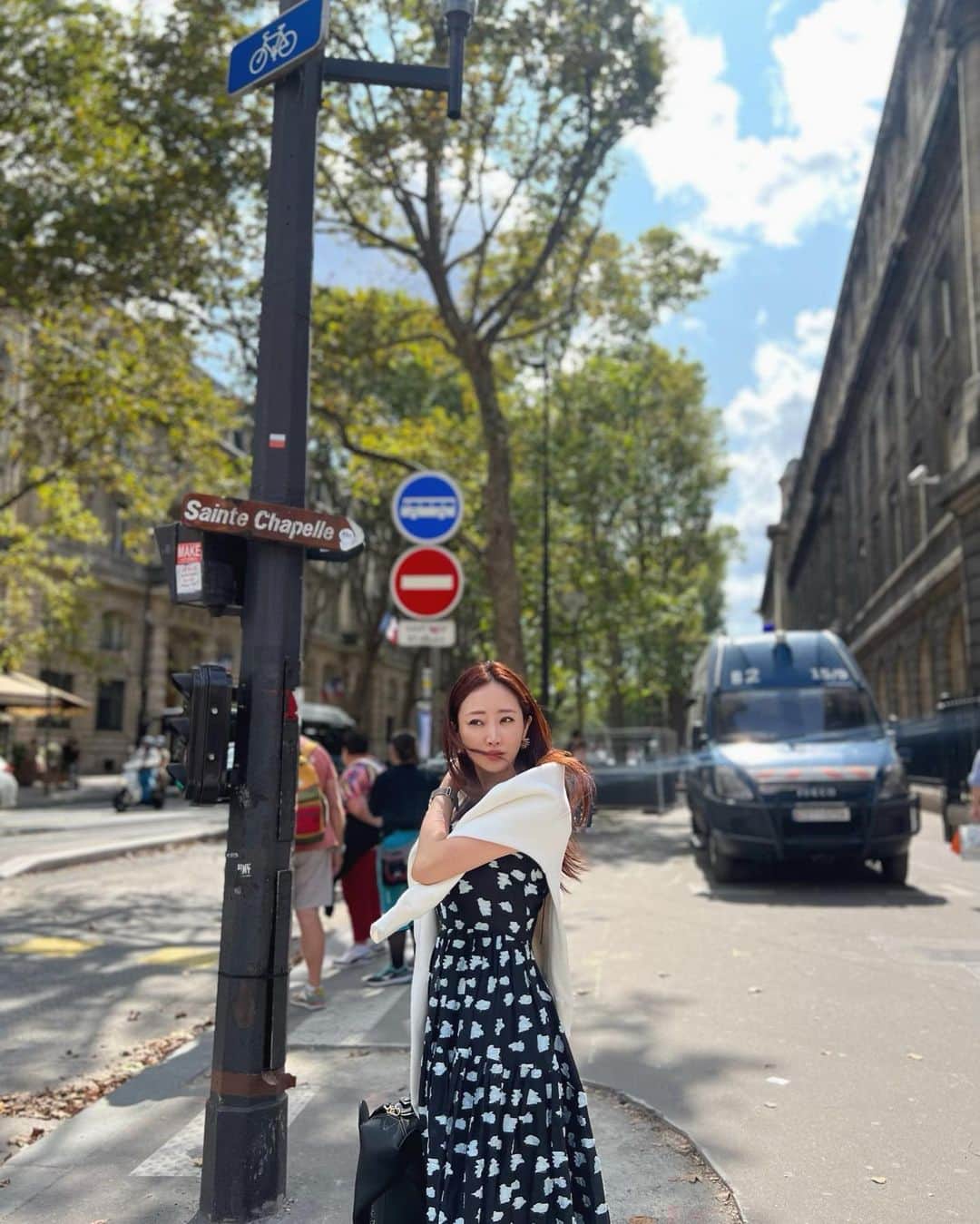 神崎恵さんのインスタグラム写真 - (神崎恵Instagram)「・ WONT(ポッドキャスト)ではいろいろとお話をしていたので、 「無事にパリ到着なによりです！」とたくさんのコメントをありがとうございます😌 今回はLe MeuriceとCheval Blanc Parisに宿泊しています。 どちらも美しい空間と眺め、この夏の旅がとても色濃いものになっています。 3.４枚目のスタジャンと鞄。 ヴィンテージショップで息子が選んだもの。息子が着る前に借りてしまった😏 いつものように、よく食べてよく動いています。 美味しいもの、ストーリーズに並べています。  @lemeuriceparis @chevalblancparis」8月28日 22時28分 - megumi_kanzaki