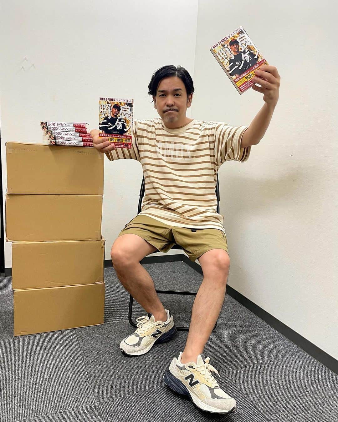 Juniorのインスタグラム：「発売前にも関わらずおかげさまで発売前重版かかりました🎉🎉  そしていよいよ明日発売！  野良ニンゲン！  読んでみて下さい〜  #野良ニンゲン」