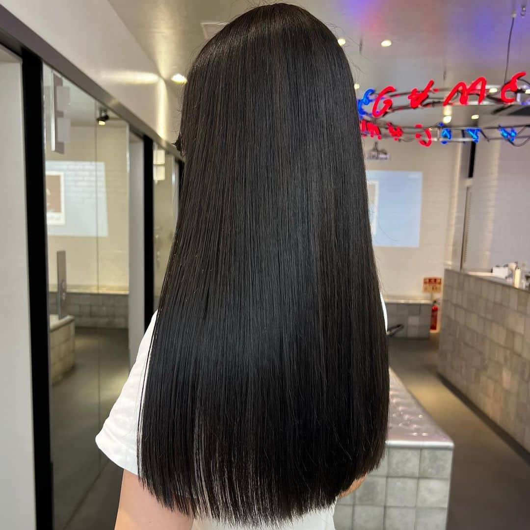 瀬谷ひかるのインスタグラム：「🖤🖤  お仕事の都合で暗髪になりました💇🏻‍♀️ 10cmくらい切ってもらったのにまだ長い…笑  夏の日差し&ヘアアイロン&短期間のハイトーンカラーで ダメージがとんでもないことになってたけど、 Aujuaトリートメントでぷるぷるにしてもらいました🥹  今回もMAYUKAさん(@imayu_garden )にお願いしてます！ 結構無茶なお願いもしてしまうんですが、 いつも好みドンピシャのカラーにしてもらえるので 本当にありがたいです🥹💓  #原宿 #美容室 #ヘアサロン #ヘアカラー #ロングヘア #黒髪#暗髪 #暗髪カラー #ストレートヘア #韓国ヘア #モデル #レースクイーン #サロンモデル #aujua #トリートメント」