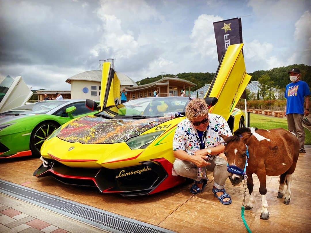 諸星伸一のインスタグラム：「⭐️飯舘村イベント②⭐️  雨予報は見事に晴れて☀️  最高〜のイベント✨  #lamborghini #ランボルギーニ #morohoshi #諸星伸一 #fightingstar #ファイティングスター #fsbk #世界最強モロックマ #世界最強諸星一家 #諸星一家 #powercraft  #lexani #lexanijapan #rockford #tokyo #japan  サインは200人くらいさせていただいてめっちゃたくさんの方々に写真撮っていただいた✨ 声かけていただいた多くの皆さんありがとうございました✨  ※搬入してからずっと喉も乾いたしお腹も空いたしなによりトイレ行きたいし、道の駅のお土産も見たいけど、、俺は全て我慢してそこに立ち続けた✨笑  なぜならば、諸星伸一だから✨笑」