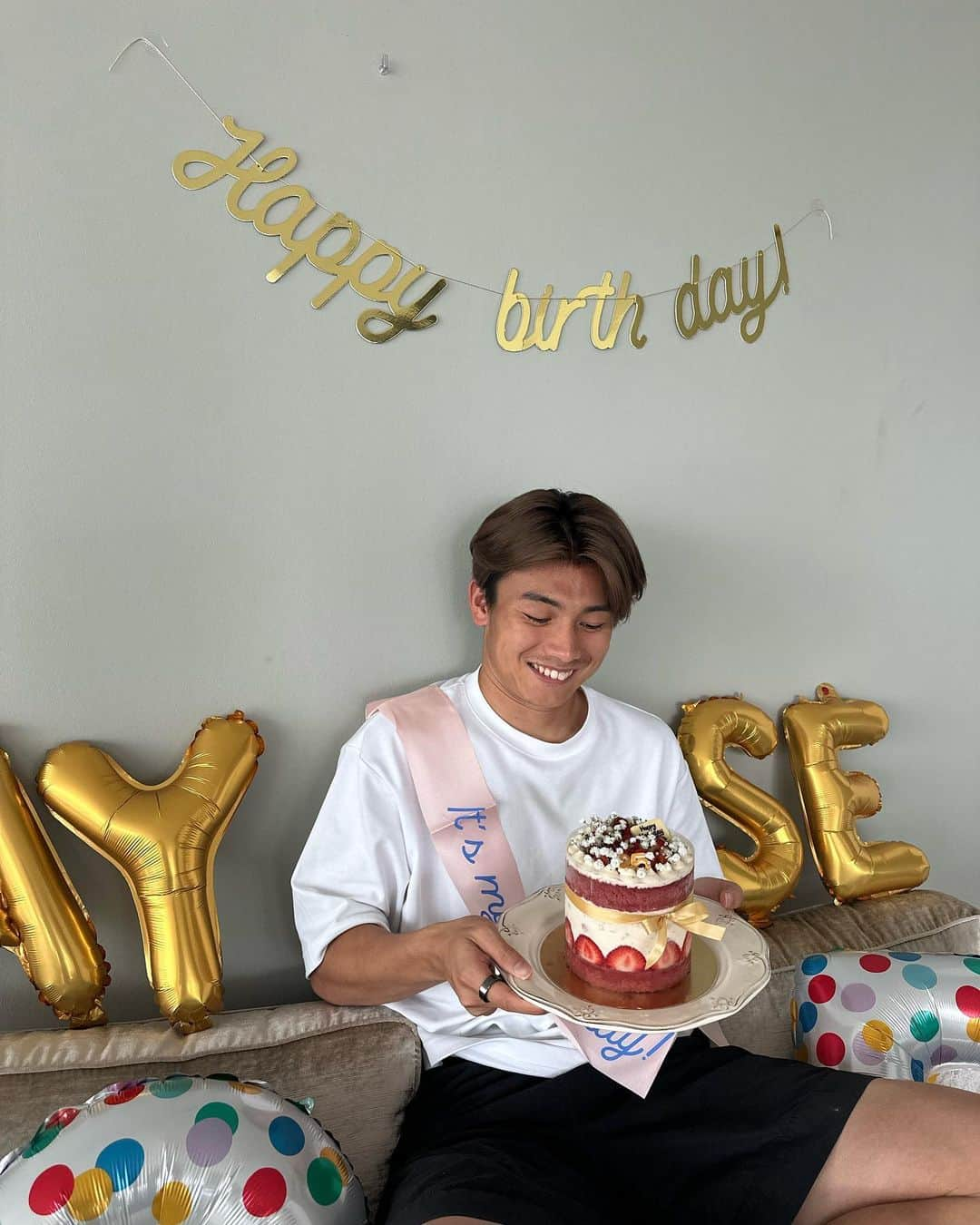 上田綺世さんのインスタグラム写真 - (上田綺世Instagram)「25歳になりました！ お祝いしてくれた方ありがとうございました！  でも今年から誕生日が複雑な気持ちになってきました。 もう25歳か。  #上田綺世 #9 #rotterdam」8月28日 22時26分 - bee18_official