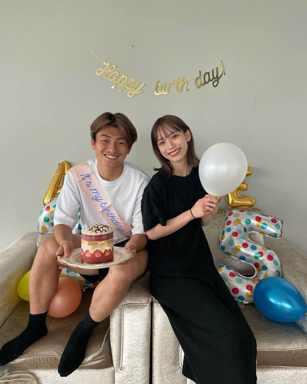 上田綺世のインスタグラム：「25歳になりました！ お祝いしてくれた方ありがとうございました！  でも今年から誕生日が複雑な気持ちになってきました。 もう25歳か。  #上田綺世 #9 #rotterdam」