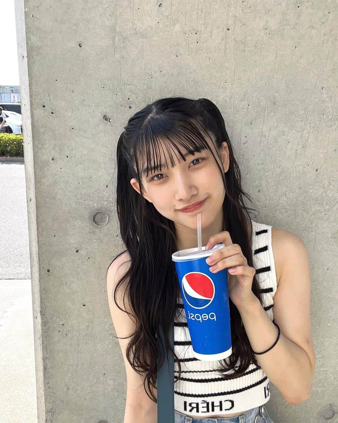 芹澤もあのインスタグラム：「#もあのコーデ ⁡ 今日人生初のコストコに行きました！ みんなはコストコ行ったら何買うのー？  もあは韓国海苔とカクテルシュリンプとお寿司とハッピーターン買った！ たくさん食べて幸せなのでたくさん寝れる！  #コストコ #ジュース #高校生#高校3年生 #ljk #jk3#06#ukka #芹澤もあ」