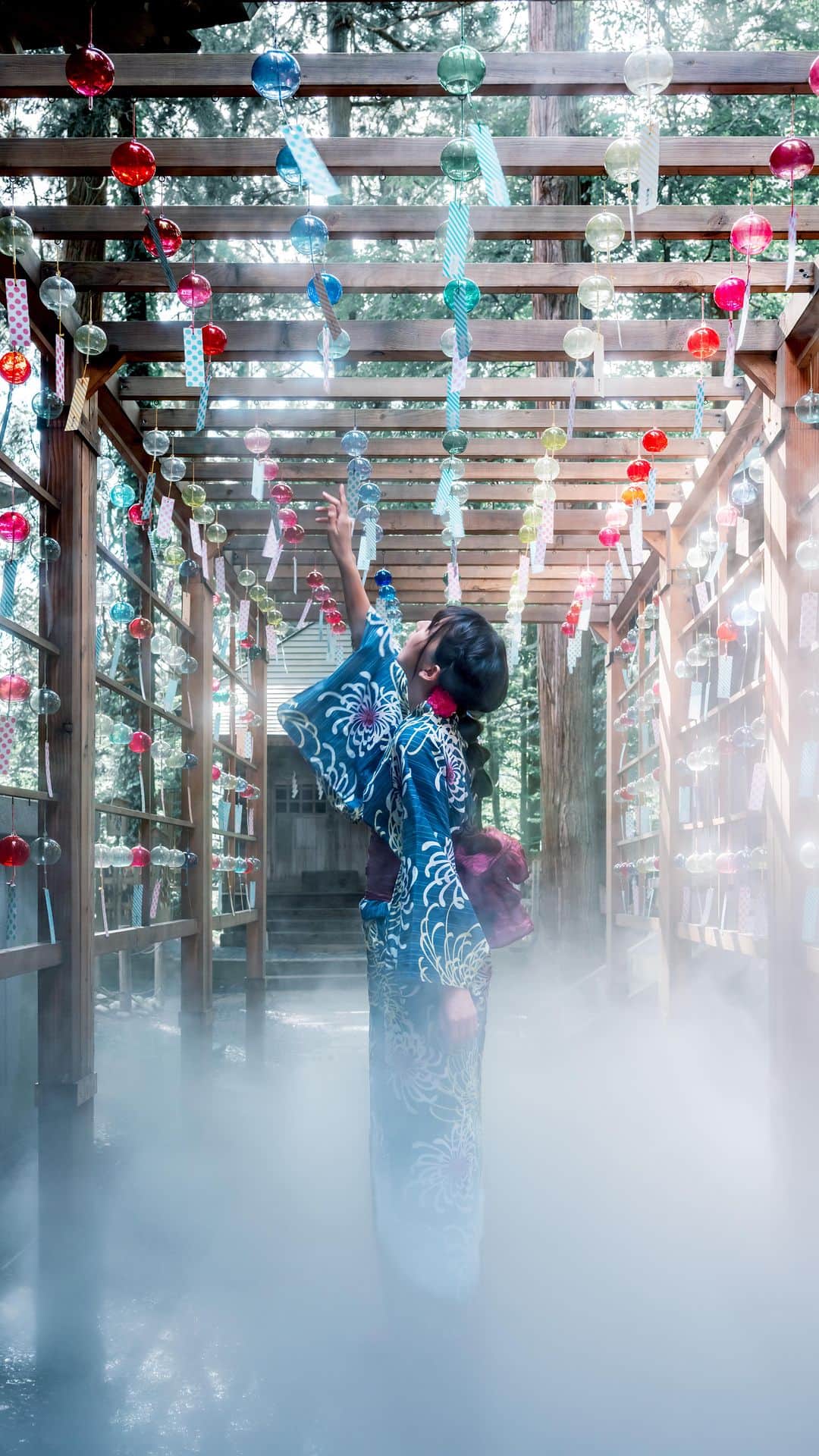 shabonのインスタグラム：「* . . . . . 風鈴の音色とミストが 涼しげでした🥰🎐 . こんなに暑いけど もうすぐ8月も終わりだね😳 . model : @yusa__style_  . FUJIFILM X-T5 /  XF16-55mm F2.8 R LM WR . . . . . *」