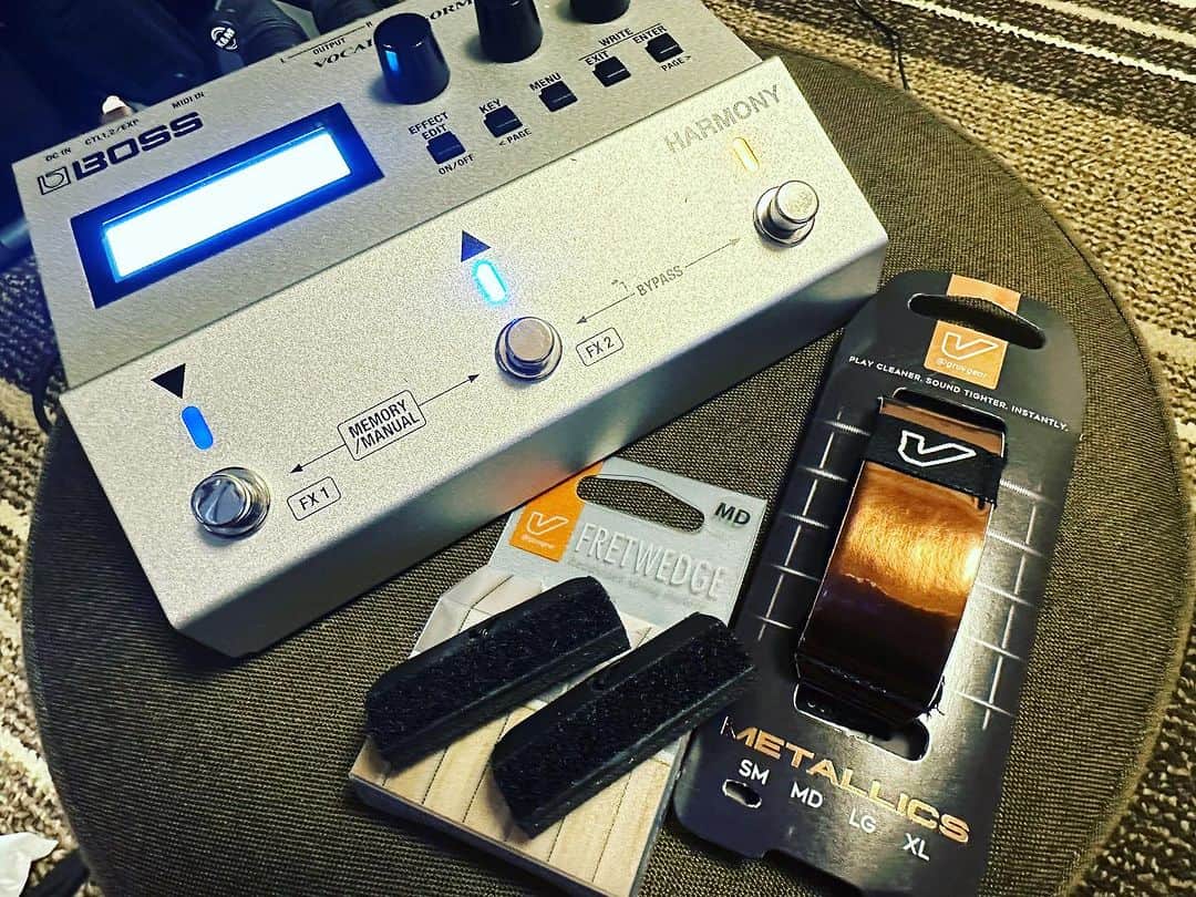 森恵さんのインスタグラム写真 - (森恵Instagram)「ギターの高音の響きを抑えるための バンドとクッション。 ループパフォーマンスを上げるために ヴォーカルエフェクターの設定をいろいろと。  looperは沢山の音を重ねる分、 一つ一つを良い音に。  #loop #fretwraps  #fretwedge #VE500 #BOSS」8月28日 22時37分 - morimegumi_official