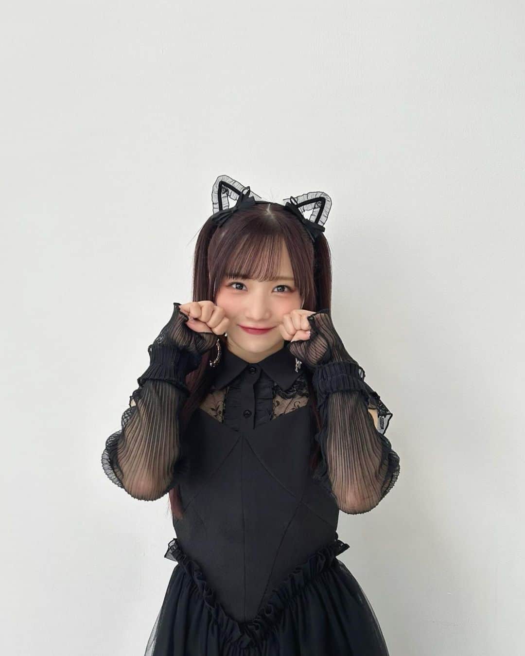 稲場愛香のインスタグラム：「🐈‍⬛🗓 ⁡ ⁡ カレンダーの予約受付を8月31日までにして頂けると限定特典が付きます！ ⁡ まだの方は是非チェックお願いします☺️🫶🏻 ⁡  ⁡ #稲場愛香 #カレンダー #オフショット  #黒猫 #何月のカットでしょう 🩶」