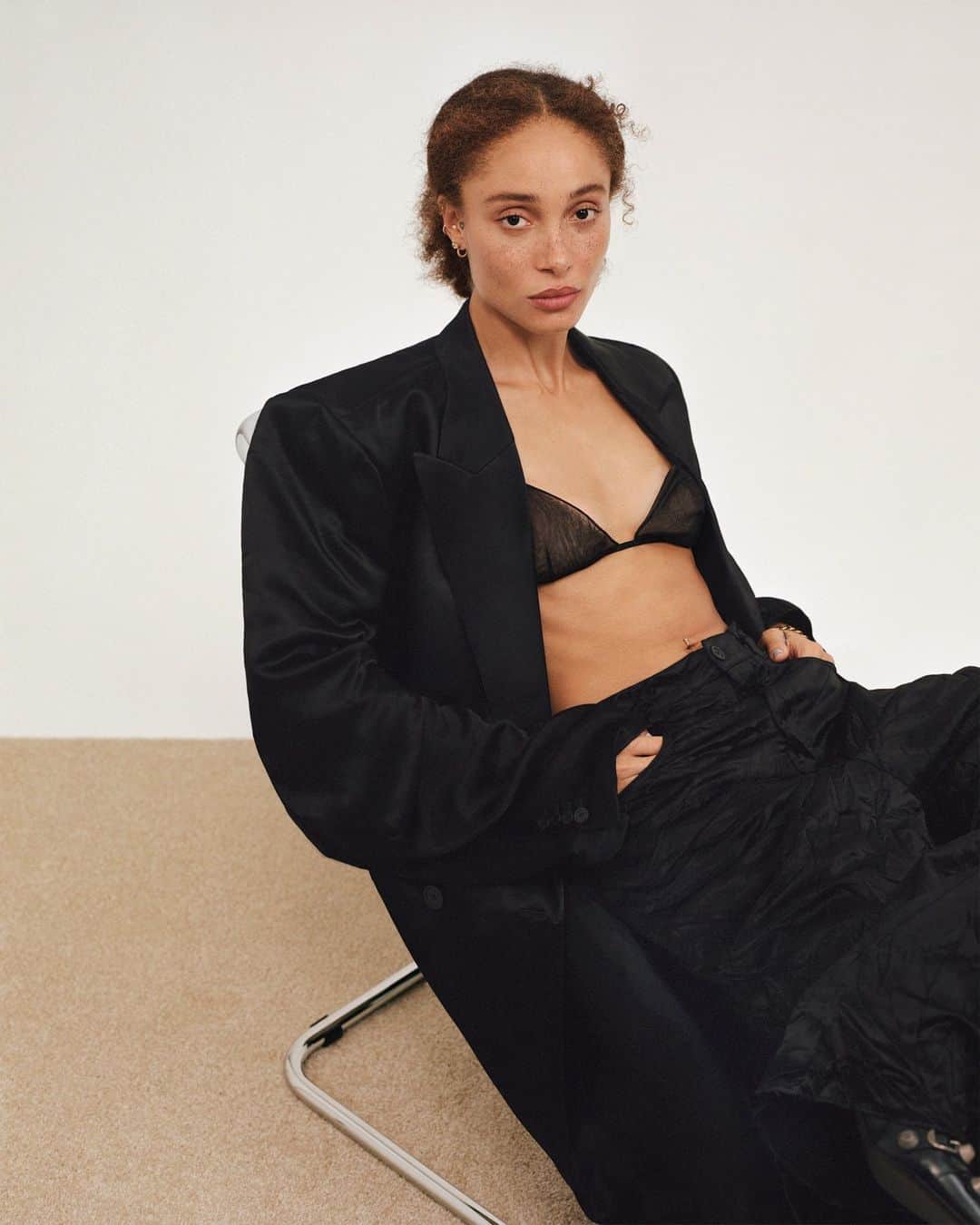 PORTER magazineさんのインスタグラム写真 - (PORTER magazineInstagram)「Just like the early days of @adwoaaboah’s modeling career, her early days of acting haven’t all been plain sailing. But she feels ready for the knockbacks and is full of optimism about what’s to come. “I have about 10 million layers of skin, because of having to do a lot of self-work in my twenties,” the activist, actor and model tells @livslittle. Plus, her personal life is taking priority now. Read the interview and discover the shoot, photographed by @ronanksm and styled by @hels_broadfoot, at the link in bio.」8月28日 23時00分 - portermagazine