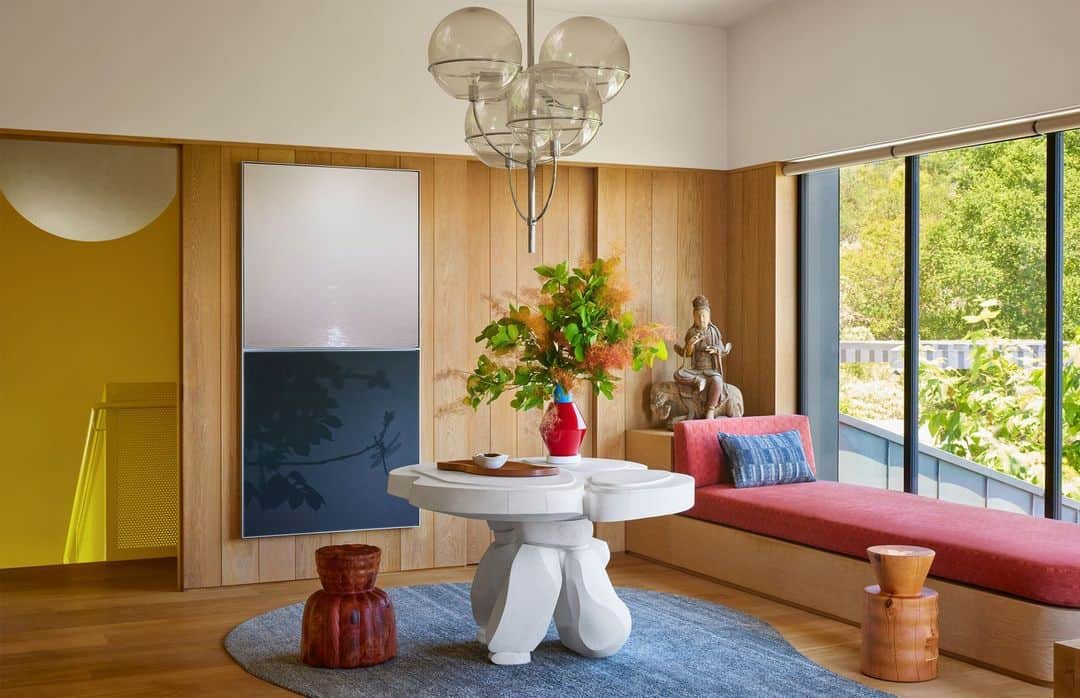 ELLE DECORのインスタグラム：「Lounging isn’t just for living rooms. Take this sitting area in the primary suite belonging to a cultivated duo. “The couple are educated aesthetes, with an extensive art collection,” says their chosen designer, Jamie Bush (@jamiebushco). “When we talked about infusing color into the house, we looked at the early modernism of the Bauhaus. That led us to primary colors.” Here, a custom limestone table anchors the room, which also features a light-as-air chandelier by Vico Magistretti, and an artwork by Hai Bo.  To see the rest of this arresting residence, as toured in our September 2023 Style Issue, click the link in bio. Written by @cokhio. Photographed by @yosihiromakino. Styled by @tessawatson.」