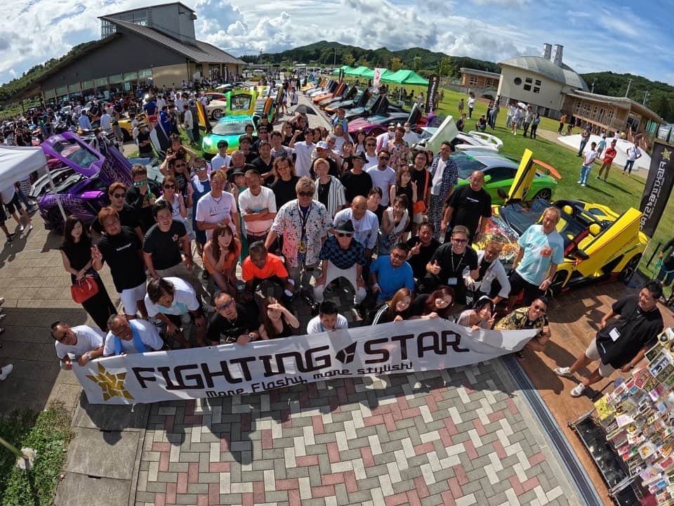 諸星伸一のインスタグラム：「⭐️飯舘村イベント③⭐️  北は北海道、西は滋賀県より、福島県飯館村へランボルギーニで参加したこの飯舘村イベント。  みんな本当にありがとう✨  #lamborghini #ランボルギーニ #morohoshi #諸星伸一 #fightingstar #ファイティングスター #fsbk #世界最強モロックマ #世界最強諸星一家 #諸星一家 #powercraft  #lexani #lexanijapan #rockford #tokyo #japan  そして村長、駅長、主催者、運営の皆さんありがとうございました✨  来場いただいたたくさんの皆さんもありがとうございました✨  また来年の夏に来ます✨」