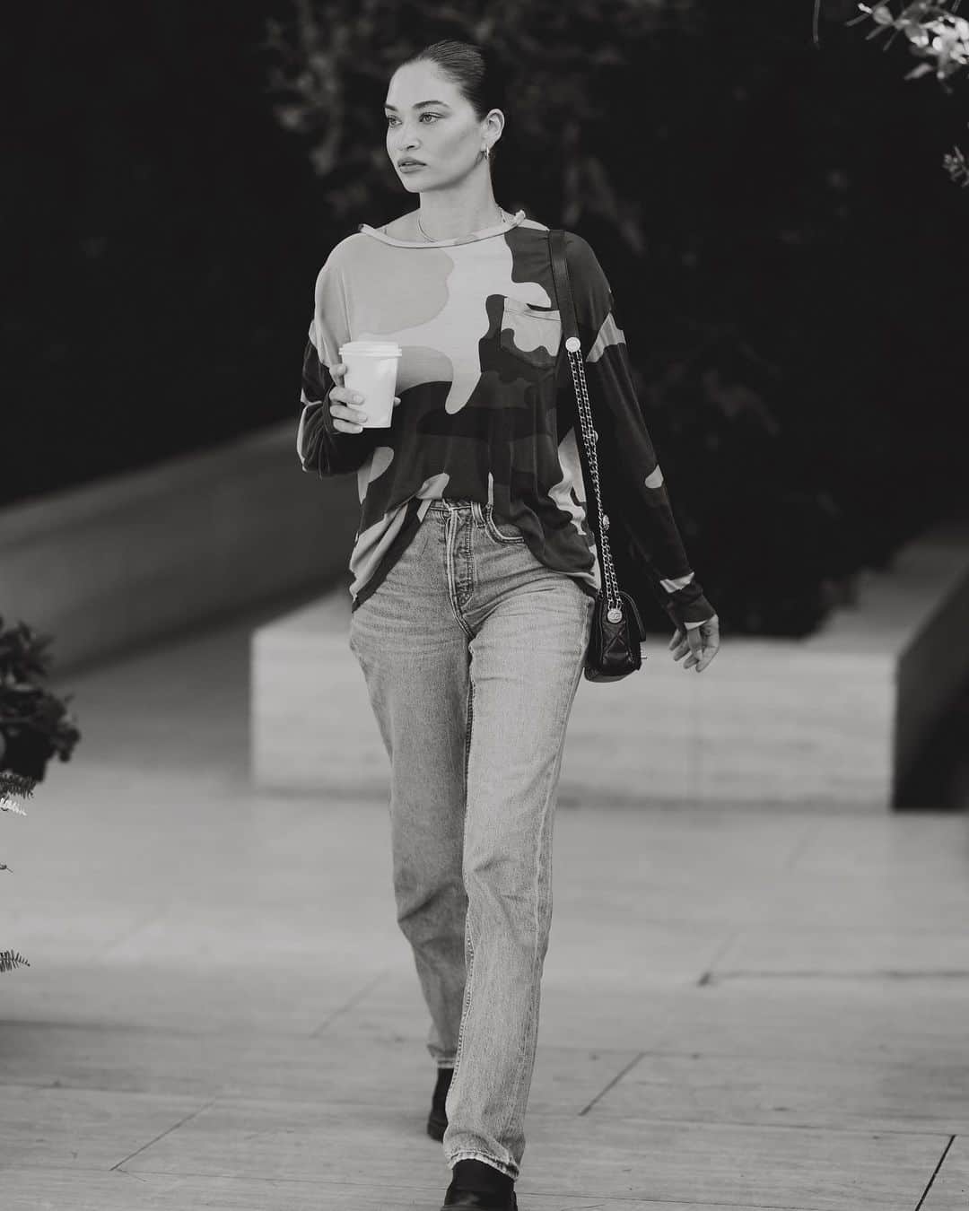 シャニーナ・シャイクのインスタグラム：「My uniform ….boots , jeans +  coffee . What’s yours?」