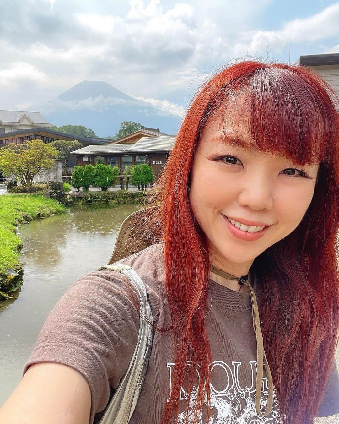 ひぐちしょうこのインスタグラム：「忍野八海に行ってきました。 向かう途中、土砂降りになってしまい、半ば諦めていたけれど。 着く頃に運良く雨も止み、見れないと思っていた富士山が！！ 一瞬だけ拝めた富士山。急いで自撮り笑（１枚目）富士山見れたのは、このタイミングだけ。  日曜日だったこともあってか、すごく混んでいましたが。 それでもとっても素敵な場所でした。 忍野八海は、八つの池がある富士登山の巡礼地。（行って知りました。） 最後に訪れた一番霊場の出口池がとても神秘的で。。 出口池だけ少し離れてるから皆さん行かないみたいで、誰とも会わず。 まるで演出みたいに霧が出ていて感動。  #shrine  #japan #japan_art_photography  #japantravel #travel #神社 #富士山 #旅行 #山梨旅行」