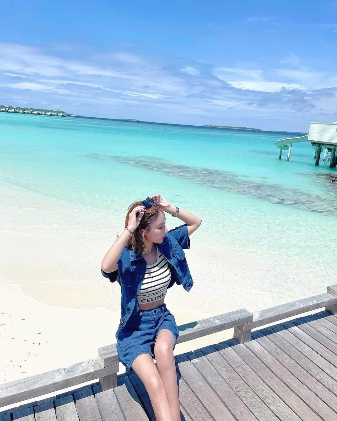 あいりのインスタグラム：「🐬  お気に入りの写真💙🤍🩵 inMaldives  このデニムセットアップはね、 SHEINやねん🤫🩵 @shein_japan   #モルディブ#モルディブ旅行#綺麗な海#海#ソネバジャニ#海外旅行記#高見えコーデ#プチプラコーデ#大人カジュアルコーデ#デニムセットアップ#デニムコーデ#セットアップコーデ#美脚#美脚女子#オシャレ好き#オシャレ女子#shein購入品#sheinコーデ#Maldives#SHEIN#CELINE」