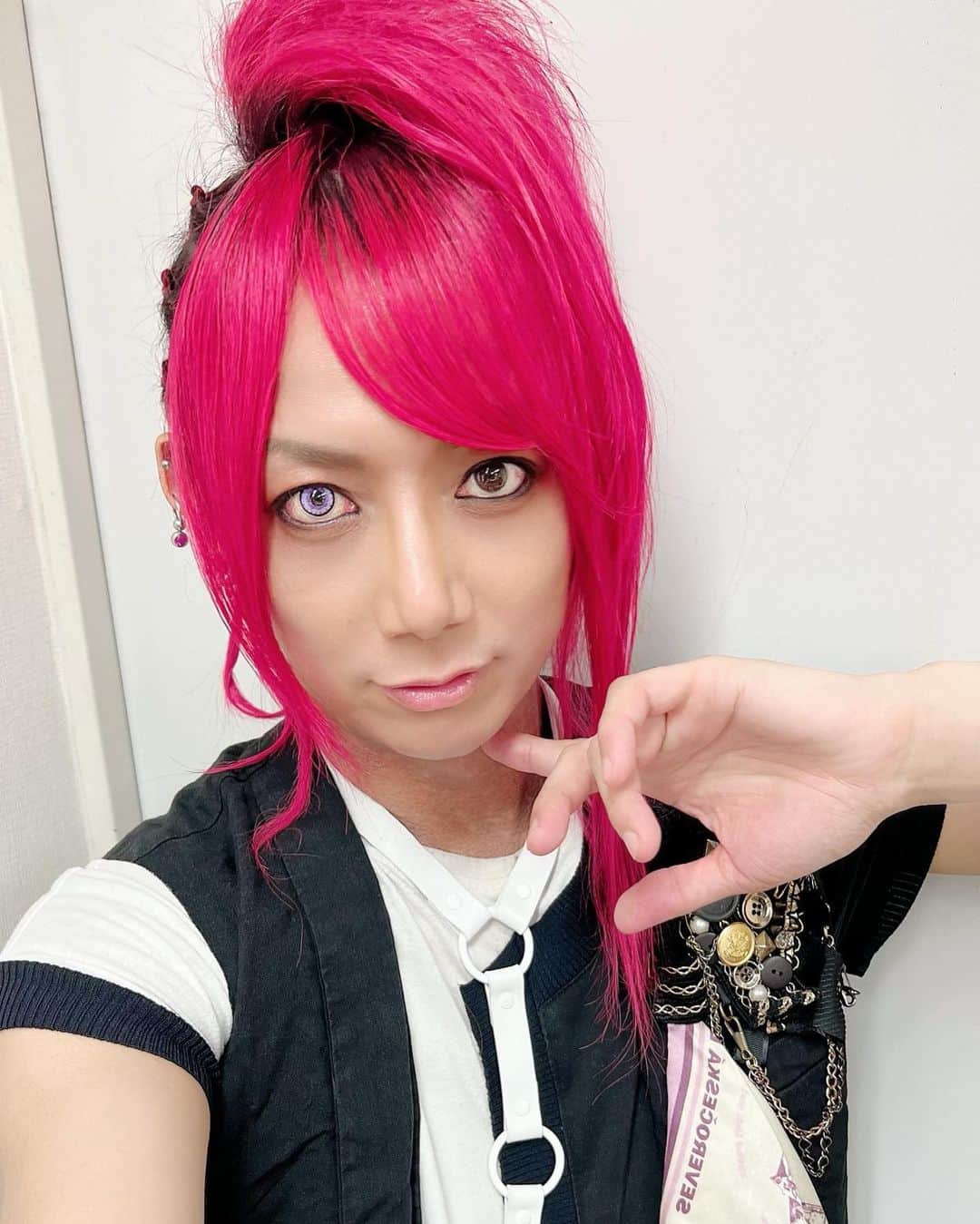 靖乃のインスタグラム：「今日は東高円寺 二万電圧にて解放区とツーマンでした🌟 みんなありがとう🎵 今日はちょっとオッドアイな感じ☝🏼  明日は渋谷でライブです✨ 待ってます🌹  #靖乃 #ハイダンシークドロシー #淡路島 #ピン毛」