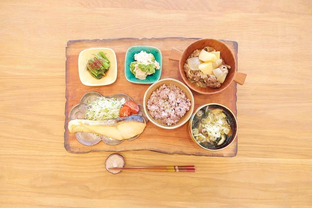 のインスタグラム：「*** 今日のごはんでした。  焼きサケ ほうれん草のおひたし ブロッコリーのツナマヨ和え 人参がなかった肉じゃが ワカメとおナスのおみそ汁 雑穀米  肉じゃがはいつもはぶただけど たまには、と牛を使ってみたら あるべき姿を感じた気がしました🐮  また明日ね、おやふみ🍀」