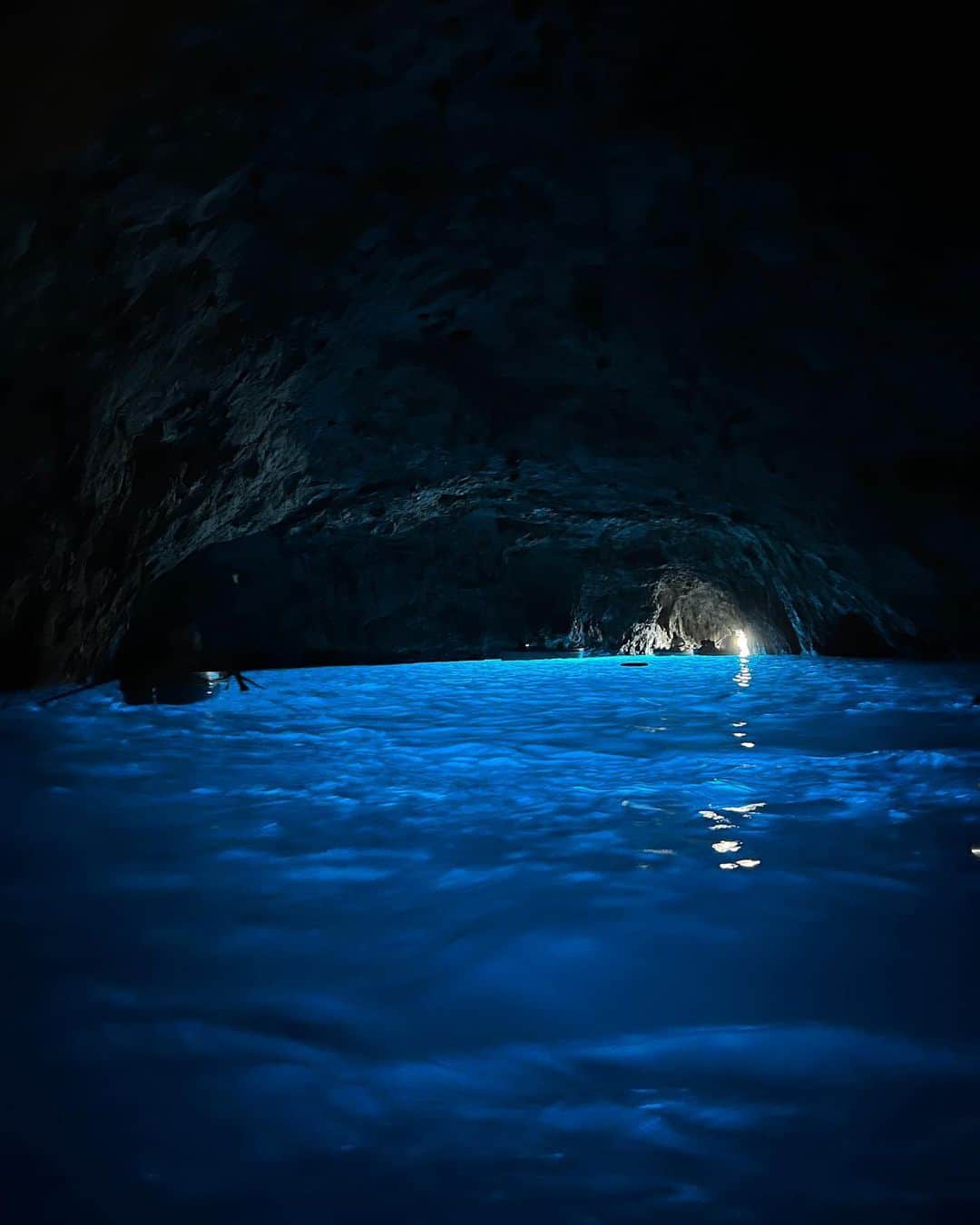 久間田琳加さんのインスタグラム写真 - (久間田琳加Instagram)「2日目はカプリ島に🏝️ フェリーに乗って移動⛴️青の洞窟が本当に綺麗でみとれてしまいました、、！ ジェラートも香水もカフェも、レモンづくしで可愛かった🍋💛 #Capri #カプリ島 #旅行 #夏休み #りんくま旅行記」8月28日 22時34分 - rinka_kumada0223