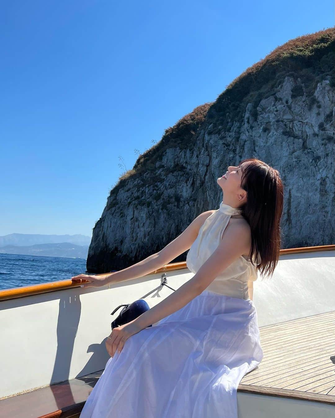 久間田琳加のインスタグラム：「2日目はカプリ島に🏝️ フェリーに乗って移動⛴️青の洞窟が本当に綺麗でみとれてしまいました、、！ ジェラートも香水もカフェも、レモンづくしで可愛かった🍋💛 #Capri #カプリ島 #旅行 #夏休み #りんくま旅行記」