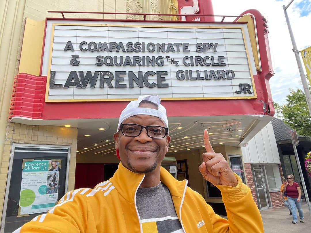 ラリー・ギリアード・Jrのインスタグラム：「“A Compassionate Spy” is a documentary about a young physicist working on the Manhattan Project. “Squaring the Circle” is a documentary about an iconic album cover art design studio. “Lawrence Gilliard Jr” is…a documentary in progress!!! STAY TUNED!!! 🤣🤣🤣 Thanks @vso_usa and @kigginstheatre for the love! #myactorlife #lgjrlifestyle #lawrencegilliardjr #vso #vancouversymphonyorchestra PS- I’m not in either of these films btw! 😭」