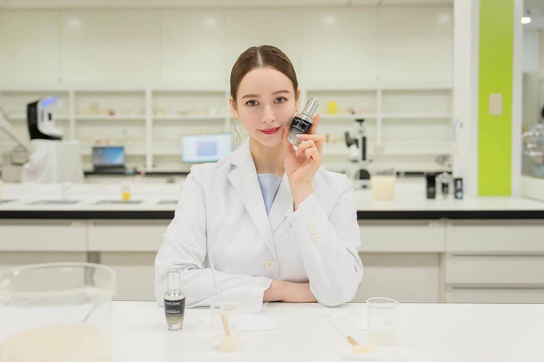 野崎萌香のインスタグラム：「ジェニフィック ラボツアーに参加してきました🧫🧪 @lancomeofficial   白衣に着替えていざラボの中へ⚗️🥼  肌のバリア機能の仕組みを学ぶため,表皮を構成している細胞 ケラチノサイトを顕微鏡でじっくり観察させてもらった後. 専用機器VISIAでアクネ菌を観察🔬  ジェニフィック アドバンスト Nの 日本専用フォーミュラと海外版フォーミュラの違いを実験で試したり...  まず海外版フォーミュラはとろっとしていました。 海外の方は美容液とクリームだけでスキンケアをする方が多いから。 すこしさらさらとした質感の日本版フォーミュラは 日本人独自のスキンケアに時間をかける重ね付け文化によるものだそう。 その後に塗るもののことも考えて、 重ねやすいようにサラサラのテクスチャーにしてるんだって。  私自身、肌のゆらぎがかなり気になっていたけど、 いつも頼りにしているアイテムでジェニフィックの使用を続けることで、 どんどん肌のキメが整ってツヤ感が増してきたって感じるよ。  ロレアルが独自に開発したデバイス「ダーマスコア」で お肌の表面のバリア機能を観察。  スキンスクリーンで肌測定してもらったら ハリのスコアが良く、新しいシミもなかった！ ただ「水分量」だけ平均値だったから、 ジェニフィックでしっかりケアしていきたいな。  最後にお世話になったラボの皆さんと記念にぱしゃり📸  今の肌状態を知ることができて楽しかったなぁ。  #ランコム #ジェニフィック #美肌菌 #lancomeskincare #lancome #PR @lancomeofficial」