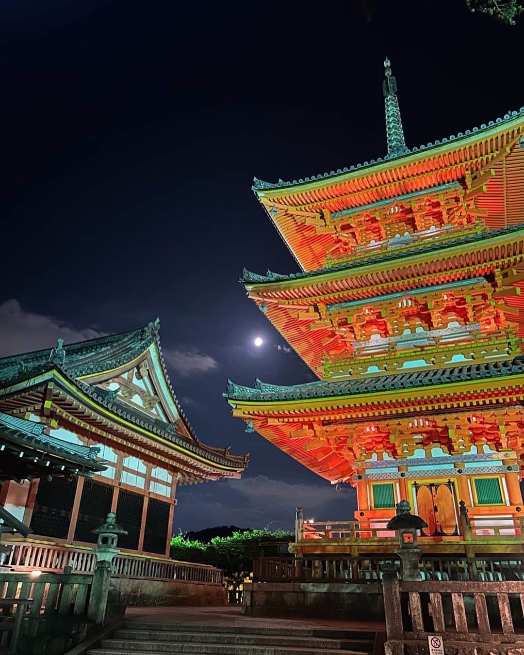 輪入道のインスタグラム：「昨日は京都・清水寺にて 画家のスギヤマタクヤさんと音楽プロデューサーの本間昭光さんのお二方とセッションさせて頂きました。 最高でした。有難う御座いました。」