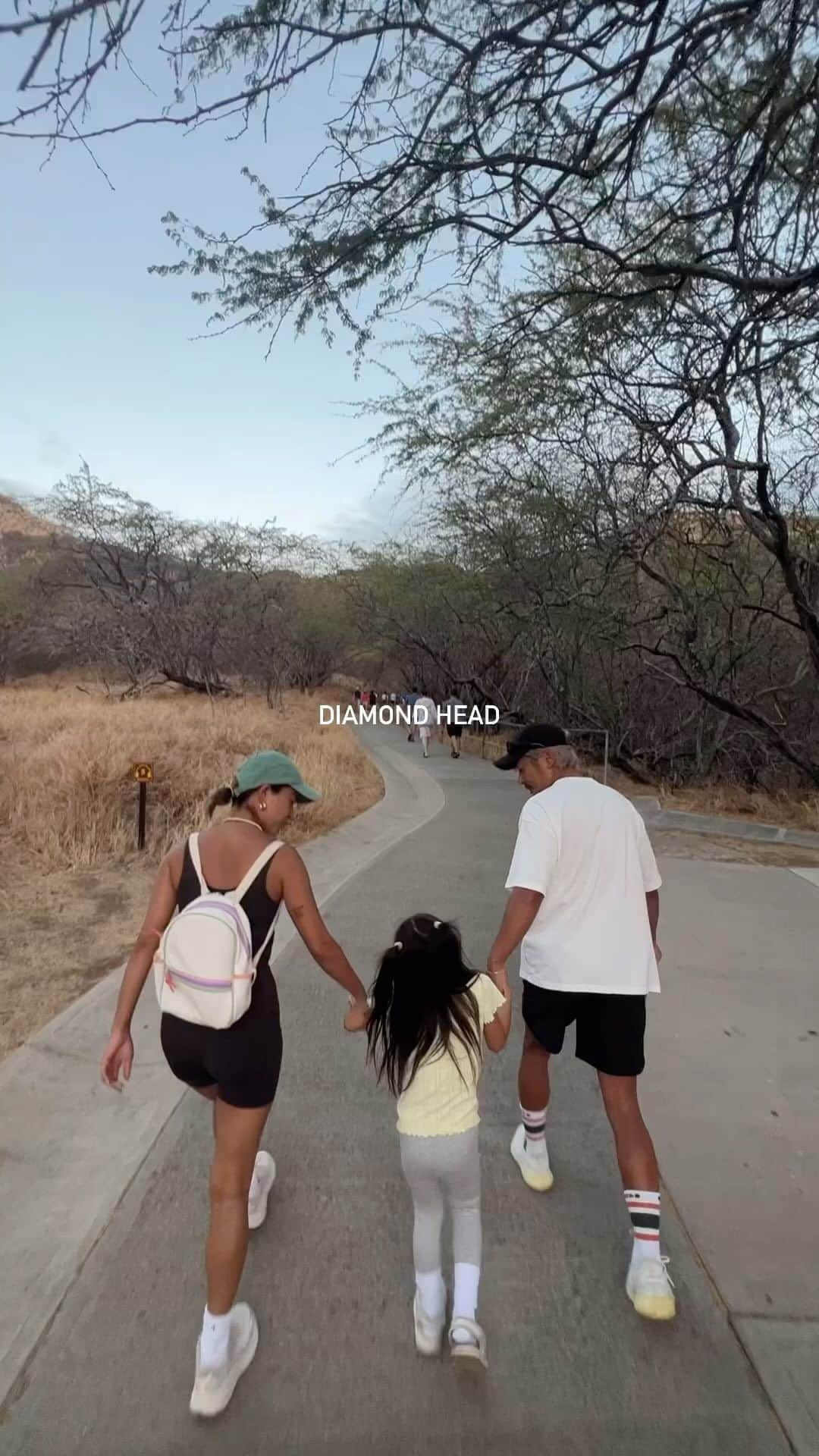 山中美智子のインスタグラム：「Diamond Head hike ⛰️  娘はじめてのハイキング👏🏽頑張った✨  朝6時から登りましたー🤍」
