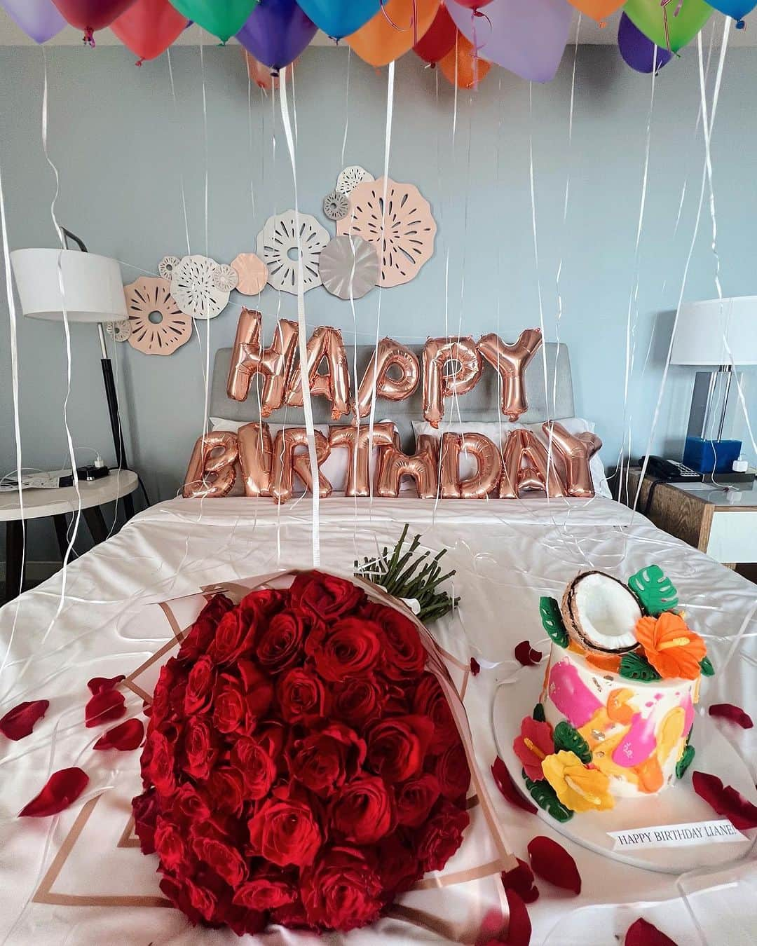 リアン Vさんのインスタグラム写真 - (リアン VInstagram)「Already got everything I wished for on my birthday 🎂✨ Feeling so blessed 🥰Thank you to my husband for making this celebration so special 🌹 I love you @donbenjamin❤️」8月29日 4時22分 - lianev