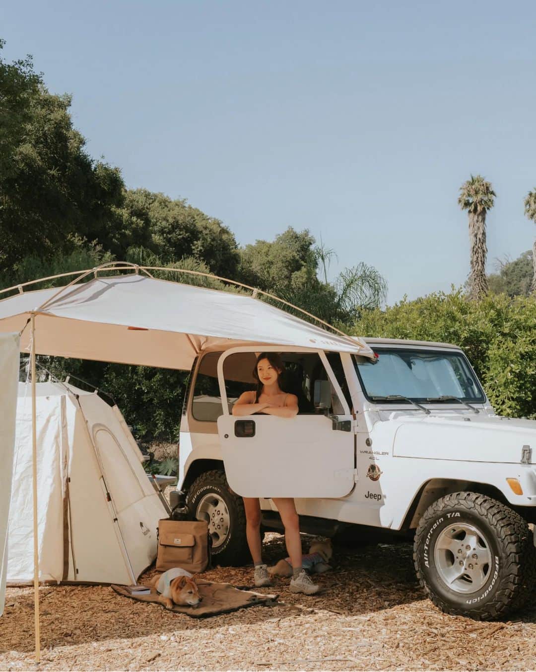 W E Y L I Eのインスタグラム：「It looks like I'm naked behind the door 😂 hey, when your camera man is a tripod and remote app you can only do so much!  New solo camping vlog just went up on my channel! I haven't uploaded a 30 min vlog in a while. How do we feel about longer vlogs?!」