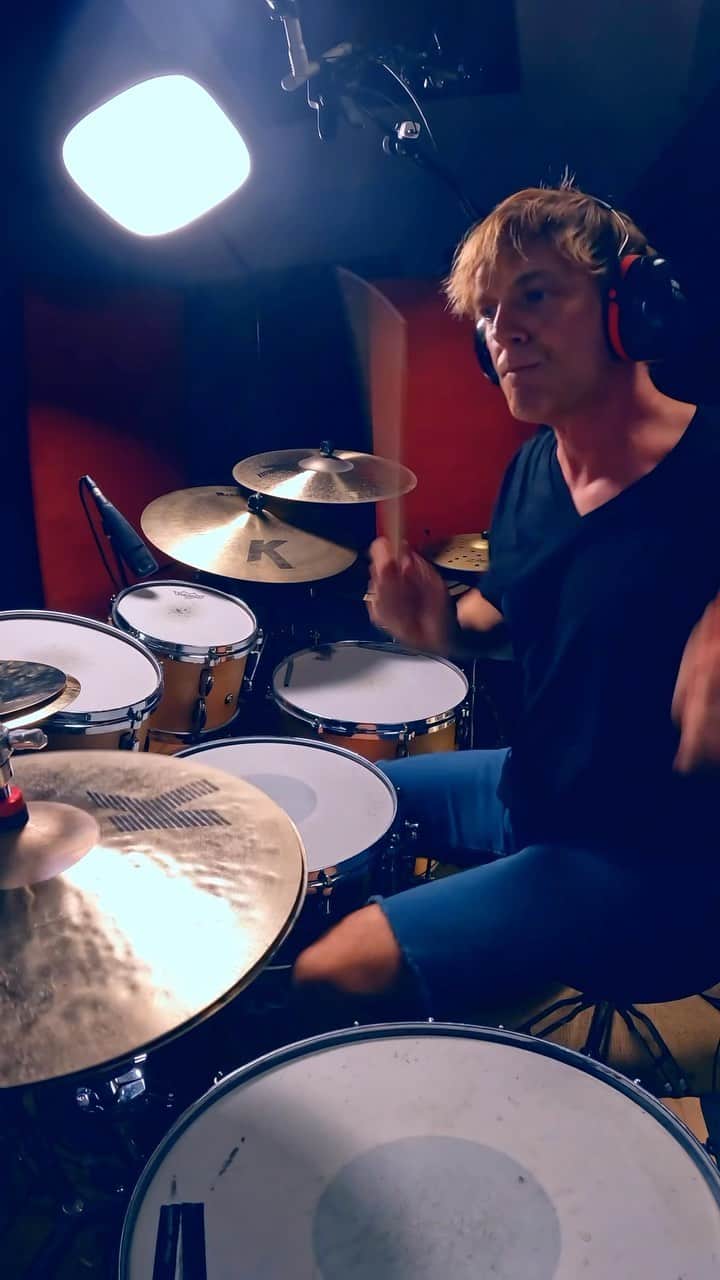 シェーン・ガラースのインスタグラム：「🥁⚒️🥁  #shanegaalaas #drumming #drums #drummer #pearldrums #zildjian #remo #vicfirth #crumbweststudios」