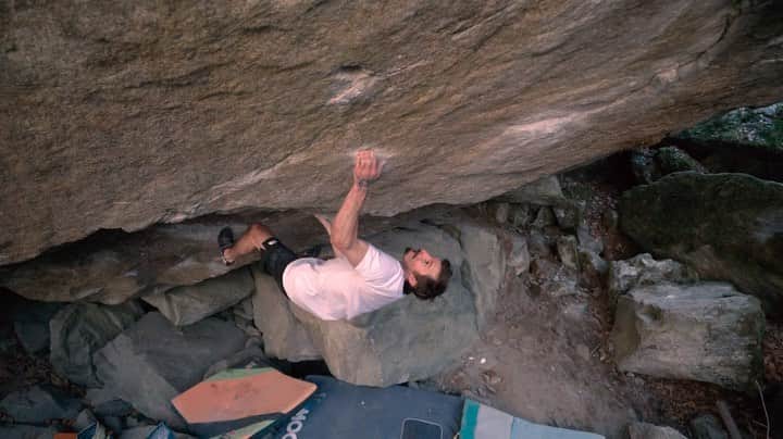 ダニエル・ウッズのインスタグラム：「Throwback vid of my ascent of “Ninjitsu” (8B+/v14). I climbed this line back in March of this year. Instantly loved the moves and hold set on this line. Can’t wait to get back to Ticino in Nov!   The summer has been pretty slow for me. I don’t like climbing in the heat, so have used these months to chill and recover for when fall/winter rolls through. Luckily, fall is around the corner and motivation to try hard is coming into play.   Vid by @patinaeater   @thenorthface @thenorthface_climb @evolv_worldwide @organicclimbing @frictionlabs @physivantage」