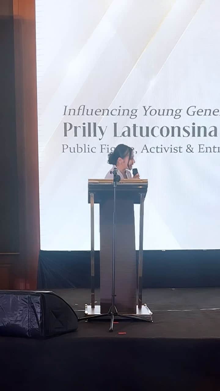 Prilly Latuconsinaのインスタグラム：「Hari ini aku menerima Apresiasi Perempuan Berpengaruh. Terima kasih atas apresiasinya. Semoga dengan ini aku bisa terus termotivasi untuk berkarya lebih baik lagi. Dan semoga apresiasi ini juga bisa membuat banyak perempuan lebih berani mengambil peran dan berkontribusi lebih. ❤️」