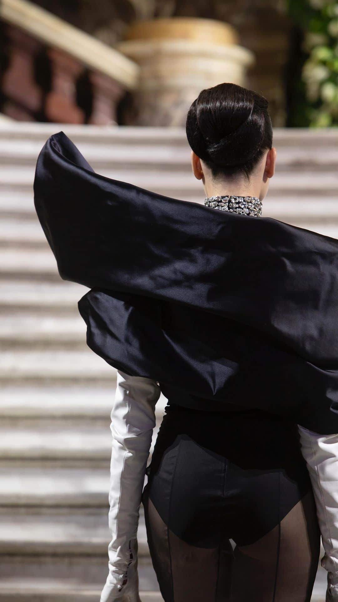 ステファンローランのインスタグラム：「Long organza dress with draped neckline in black duchess satin. Embroidered collar with diamonds and white porcelaine.  #StephaneRolland #HauteCouture #FW23」