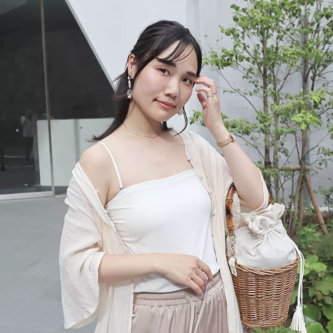 Eri Satoのインスタグラム：「【🌿UNIQLO チューブトップ🌿】 · UNIQLOの #エアリズムコットンブラチューブトップ @uniqlo_jp @uniqlo_with · チューブトップって 苦手だったんだけど、 これはびっくりするぐらい形が綺麗！ 胸上が潰される感じがなくて とっても着やすいよ🥺✨ 黒も欲しいなー😌 秋になったらシアーシャツや ニットのインナーにして 抜け感出したい🤭 · · #UNIQLO#ユニクロ#uniqlo2023fw #高身長コーデ#ママコーデ#カジュアル #ファッション#コーディネート#プチプラ#プチプラコーデ#夏コーデ#mamagirl#locari#partegram#きれいめカジュアル#お洒落さんと繋がりたい」