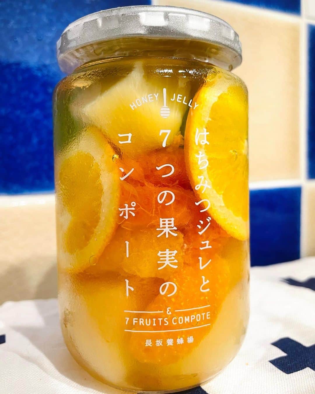 kainatsuのインスタグラム：「ラララのADみなみちゃんに頂いた長坂養蜂場のはちみつジュレ＆フルーツコンポートめっっちゃ美味しい！！！🍊🍇🍑🍐  瓶にぎゅーっと入ってるのもかわいいし ビタミンカラーの見た目も元気になるね☺︎  みなみちゃんありがとう❤︎ @minamina3733」