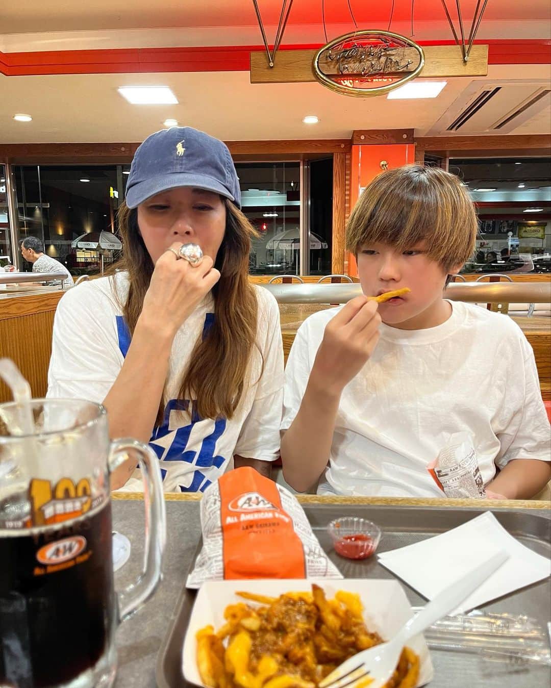 のインスタグラム：「夕方にステーキを食べてしまい 22時近くにこんなことになる  今回はたくさん写真を撮ってくれたから順番に載せきれずとりあえず今日のをアップしちゃう  しかし旅行ってなんでこんなあっと言う間なんだろう コロナでしばらく行けてなかったから本当に久々のこの感じ やっぱりいいな  #沖縄 #2023」