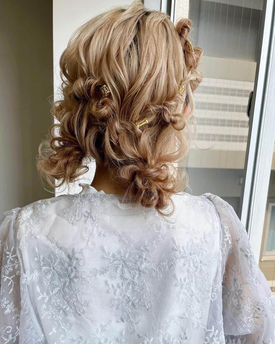 Tomoya Tamadaのインスタグラム：「ツイン編みアレンジでgirlyな仕上がりに💛🫧  weddingでの出張ヘアメイク 前撮りヘアメイク、お呼ばれヘアセットのお問い合わせ、 プラン内容のご確認やご予約は @tama_hairmake プロフィールリンクのホームページから 受け付けておりますのでご連絡お待ちしております。  全国出張も受け付けておりますので ご予約以外でも、出張ヘアメイクのご相談、お見積もりなどもお気軽にお問い合わせくださいませ。  =-=-=-=-=-=-=-=-=-=-=-=-=-=-=-=-=-=-=-=-=-=-  【 鹿児島限定 前撮りプラン、フォトウェディング撮影 】  次回の開催予定は ⭕️2023年9月内の期間。 上記での日程の募集となります。 只今、期間限定の特別価格で前撮りプラン、 フォトウェディングのご予約お受けしております。  ご予約、プラン等の詳細のお問い合わせは @_lumiere_k の ホームページ又は、DMまでご連絡お待ちしております。  (※こちらのフォトプランは @_lumiere_k にご連絡後、 ご予約されたお客様限定のフォトプランとなりますので ご了承の程、宜しくお願い致します。)  ＿＿＿＿＿＿＿＿＿＿＿＿＿＿＿＿＿＿＿＿＿＿＿＿＿＿  【 現在、募集中のセミナー 】  ●9月5日(火曜日)  東京  ●9月11日(月曜日)  熊本  ●9月12日(火曜日)  熊本  ●9月18日(月曜日)  大分  ●9月19日(火曜日)  大分  ●9月25日(月曜日)  福島  ●9月26日(火曜日)  福島  ●10月3日(火曜日)  東京  当日の詳細、ご応募に関しましてはホームページの 「セミナー告知」に記載しておりますので ご応募お待ちしております。  ＿＿＿＿＿＿＿＿＿＿＿＿＿＿＿＿＿＿＿＿＿＿＿＿＿＿  開催告知しているセミナー以外でも 個人様、企業様へ向けた臨店講習も行なっております。 臨店講習のお問い合わせは、こちらから宜しくお願い致します。  LINE ID ➡️ @ntb4770x  雑誌、広告、web撮影などのご依頼もお気軽にお問い合わせ下さいませ。 ご依頼に関するお問い合わせは、ホームページの 「お問い合わせ」からご連絡お待ちしております。  #ウェディング#ブライダル#花嫁#結婚式#結婚式準備#前撮り#和装#和装前撮り#weddingphoto#ウェディングフォト#プレ花嫁#プレ花嫁さんと繋がりたい#プレ花嫁準備#2023春婚#2023夏婚#2023秋婚#鹿児島花嫁#東京花嫁#ウェディングヘア#ブライダルヘア#ヘアアレンジ#ヘアメイク#花嫁ヘア#ウェディングドレス#weddinghair#bridalhair#新娘化妝#新娘秘書#新娘髮型#웨딩」