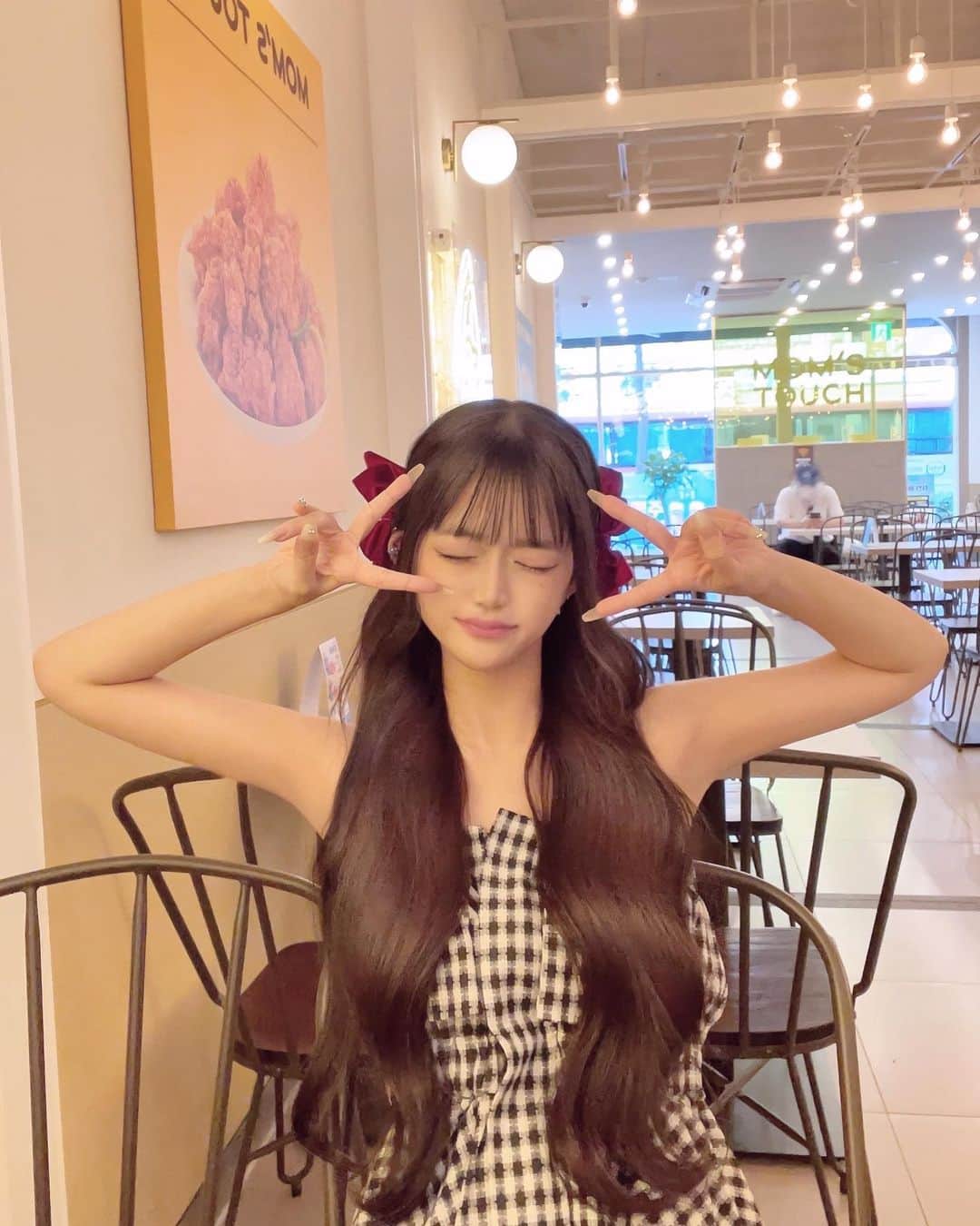 きらじまぴんくのインスタグラム：「⁡ ⁡ ５日間の韓国の思い出。 ⁡ 大きなお人形に喜ぶ姿を撮られていました🫣📷 ブラウンちゃんを持って帰ろうとしてたのかな？🧸💗 ⁡」