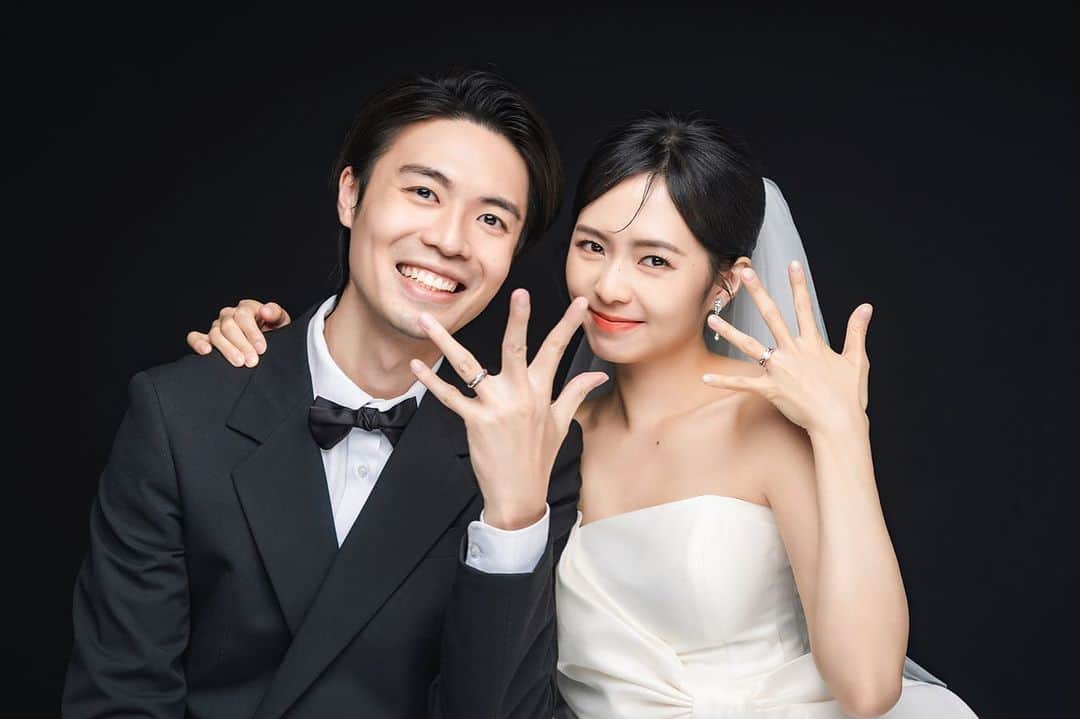 Dewi Chienのインスタグラム：「💍：婚戒戴三年了還沒有不見？！（笑）  從「我」變成「我們」，生長在不同家庭、擁有著不同過去，兩個如此不同的個體要步入婚姻，經歷後才知道的確沒有想像中的容易。  很開心在對的時間碰到對的人，也很開心有個不管怎麼爭吵最後都還是為你著想的先生，人生中能遇到如此願意共同奮鬥、努力經營的人，我想我會繼續幸福的。🖤🤍  @artizstudio.tw  @gracekelly.tw   #韓國藝匠 #artizstudio #GraceKelly婚紗 #大衛婚禮紀錄」