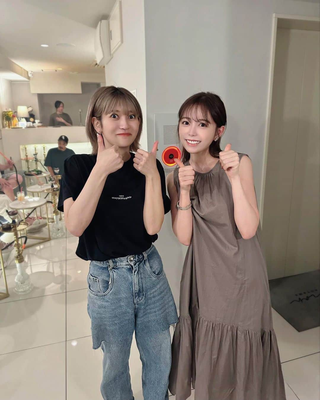 辻満里奈のインスタグラム：「嬉しすぎた出来事😭✨  バチェラーシリーズが大好きすぎて、最推しの大内さんが経営するシーシャへ聖地巡礼しに行ったところ、なんと奇跡的にご本人とお会いできました🌹✨ @kaoruyama59   画面で見る以上に可愛くて、しかも神対応〜😭✨  お店の雰囲気もすごく良くて、つい長居してしまいました🙇‍♀️毎日でも行きたいくらい！笑 @enzan_aoyama   ありがとうございました✨  #バチェラー #バチェラージャパン #バチェラー5 #大内悠里 さん #煙山青山 #青山シーシャ #表参道シーシャ #セントフォース #アナウンサー #辻満里奈」