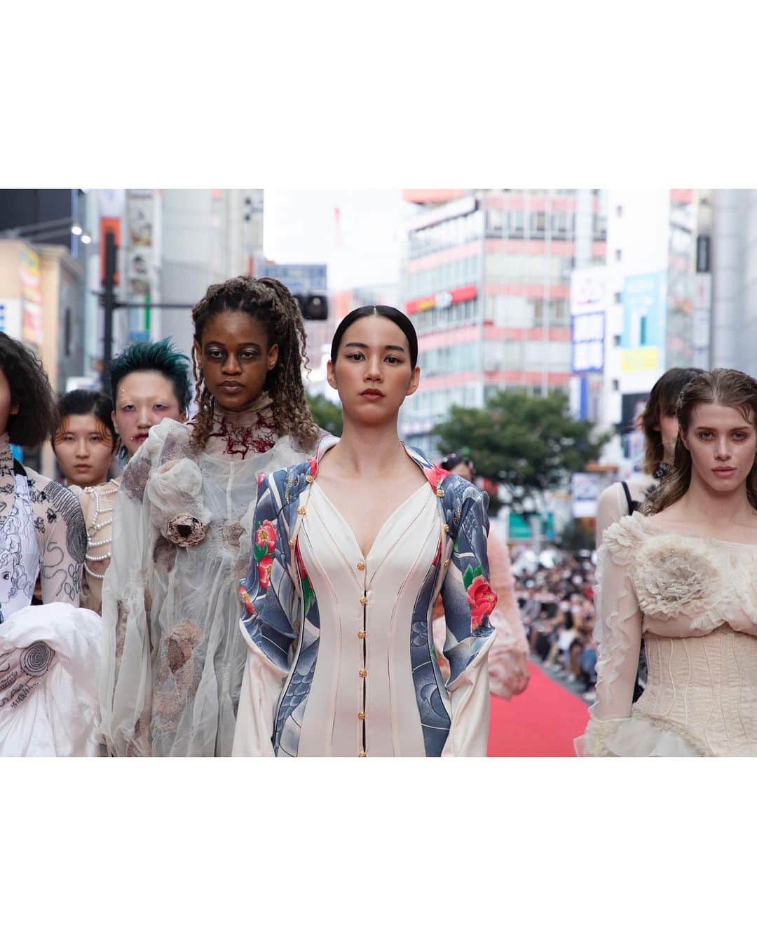 のん（能年玲奈）さんのインスタグラム写真 - (のん（能年玲奈）Instagram)「毎日ファッション大賞で 私のアップサイクルブランド「OUI OU」 @ouiou_official や、グッズブランドなどの積極的な取り組み 昨年10 月に行われた「渋谷ファッションウィーク」で #文化服装学院 の学生のかたが手掛けたドレスを着用してランウェイを歩いた事を評価していただき、話題賞をいただきました。  私の芸能活動は ティーン誌のモデルから始まってます。 なのでファッションで賞を頂けたのは、とっても嬉しい。 素晴らしい服を作っている皆様の中に、話題賞として自分の名前が並んでいてびっくりしました。  ファッション関係で初めての賞🏆 やったー。  #毎日ファッション大賞」8月28日 23時17分 - non_kamo_ne
