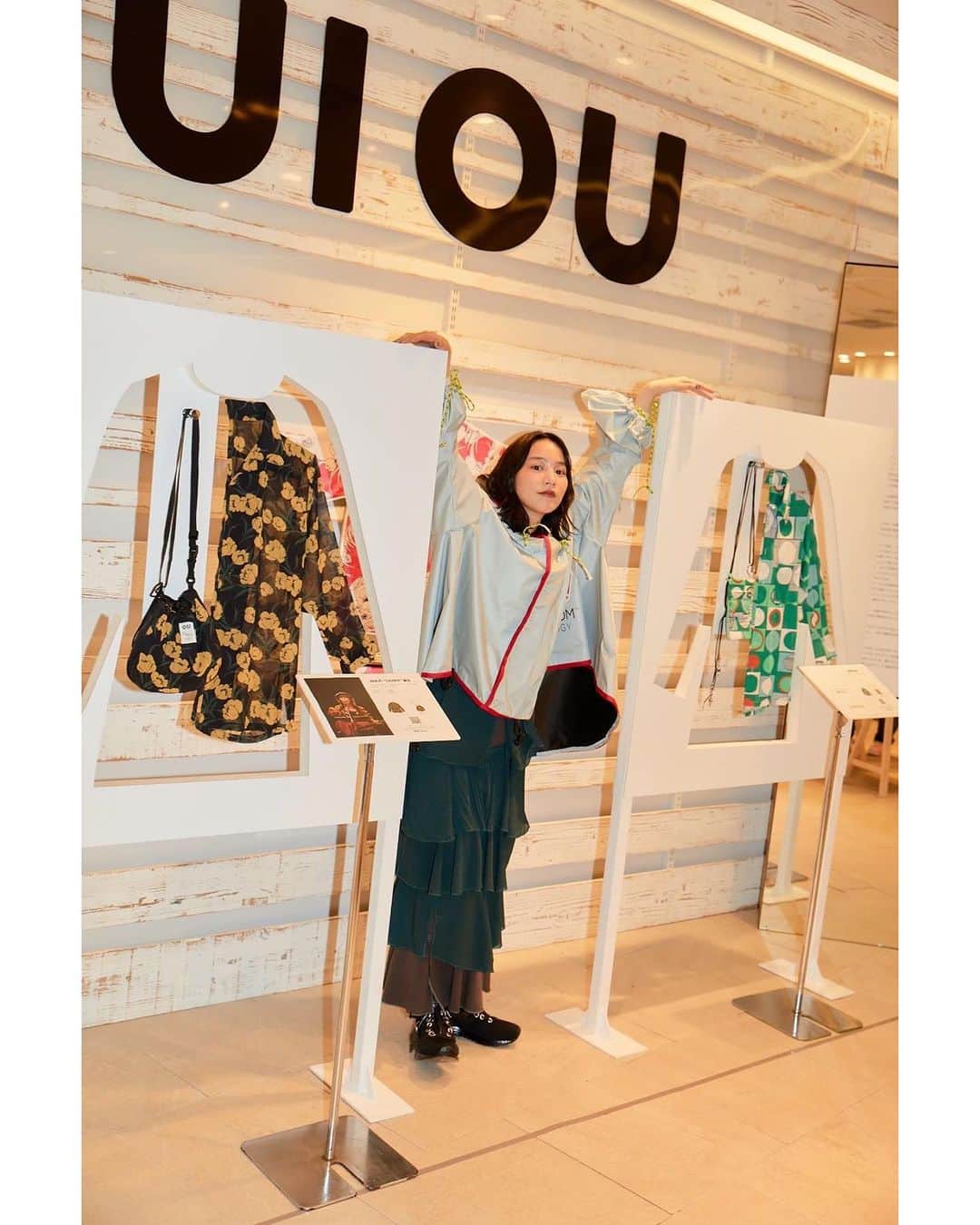 のん（能年玲奈）さんのインスタグラム写真 - (のん（能年玲奈）Instagram)「毎日ファッション大賞で 私のアップサイクルブランド「OUI OU」 @ouiou_official や、グッズブランドなどの積極的な取り組み 昨年10 月に行われた「渋谷ファッションウィーク」で #文化服装学院 の学生のかたが手掛けたドレスを着用してランウェイを歩いた事を評価していただき、話題賞をいただきました。  私の芸能活動は ティーン誌のモデルから始まってます。 なのでファッションで賞を頂けたのは、とっても嬉しい。 素晴らしい服を作っている皆様の中に、話題賞として自分の名前が並んでいてびっくりしました。  ファッション関係で初めての賞🏆 やったー。  #毎日ファッション大賞」8月28日 23時17分 - non_kamo_ne