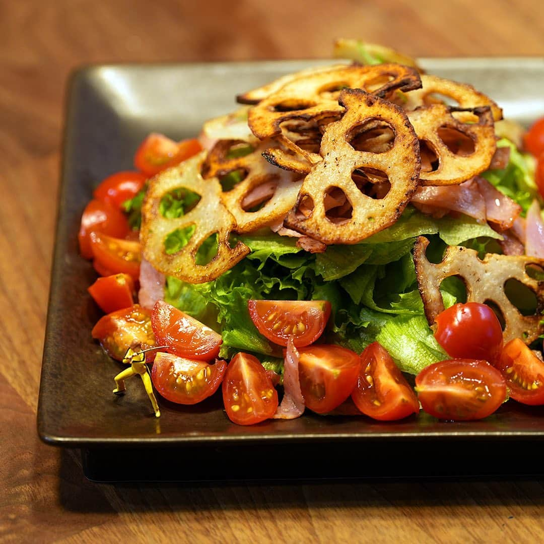 田中達也さんのインスタグラム写真 - (田中達也Instagram)「⠀ “How to Make Tomato Salad” ⠀ ⠀ とっと“とまと”めてかかってこい ⠀ ⠀ #このあとおいしくいただきました ─────────────────── 《EXHIBITION info》 ⠀ 【MINIATURE LIFE展 in 福岡・大野城】 MINIATURE LIFE EXHIBITION in Fukuoka until : Sep. 3, 2023 ⠀ 【MINIATURE LIFE展2 in 沖縄】 MINIATURE LIFE EXHIBITION 2 in Okinawa until : Sep. 3, 2023 ⠀ 【ミニチュアの視点で見る日本－田中 達也 展】 Japan from miniatures - Tatsuya Tanaka at Japan House São Paulo until : Oct. 8, 2023 ⠀ 【ミニチュアライフ 神戸エアポート】 MINIATURE LIFE × KOBE AIRPORT ⠀」8月29日 7時00分 - tanaka_tatsuya