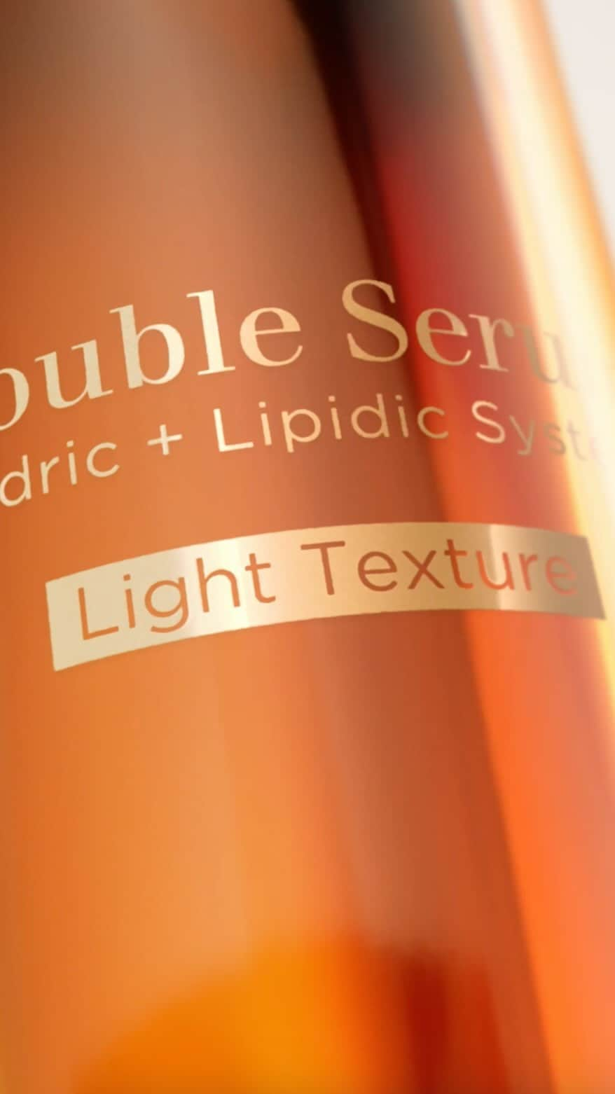 Clarins Franceのインスタグラム：「L’indispensable soin à adopter sans tarder : Double Serum Light Texture 💛  Toute l’expertise et la puissance de Double Serum dans une formule légère, ultra-sensorielle, qui laisse place à un fini peau nue.  Idéal, pour les peaux mixtes, les hommes et les saisons chaudes !    #Clarins #MonSoinClarins #DoubleSerum #DoubleSerumLightTexture」