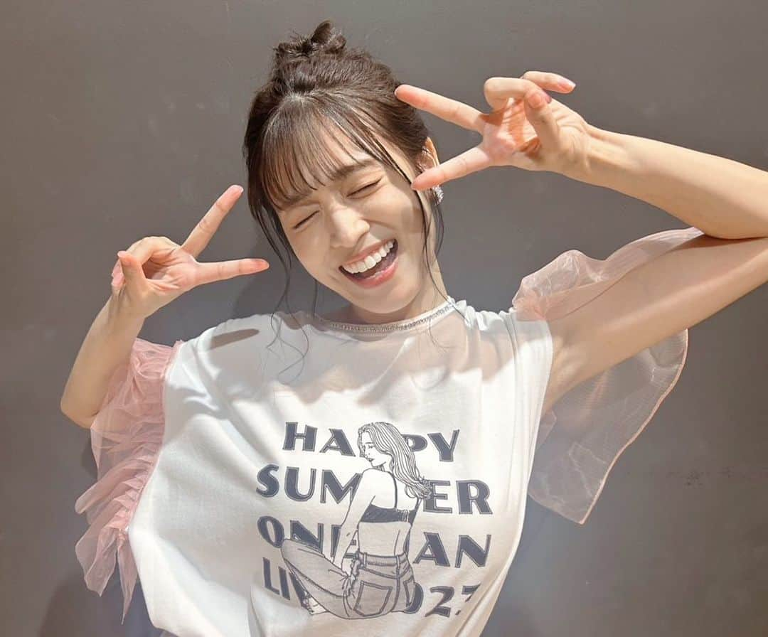 長谷川愛のインスタグラム：「「HAPPY SUMMER ONEMAN LIVE 2023」  東京公演も終わり全て終了しましたー✨  今日は余韻に浸って過ごしていましたが、本当に楽しかったし幸せだったなあって気持ちがたくさん溢れています。  今年も上半期でいろんなことを経験させてもらい、そこからのワンマンライブは今までよりも緊張がすぐ解けて楽しむということをライブ中にもどんどん感じれた気がして、そこも少し成長出来てるのかなあと思えました💕  特に今回はライブ名にもある「HAPPY」という言葉を大切に思いながら演出もセトリも考えました。  大阪公演ははひたすら自分と向き合いながら東京公演は ダンサーにも力を借りながら、必死で向き合って作りました。  制作に時間をかけすぎて、練習時間が少ない気がしてそこが当日までずーっと不安でした。。  でも、始まったらみんなの声や笑顔や盛り上がりがあって 1番の演出がそこにはありました。。本当に嬉しかった.. やっぱりライブはファンのみんなと作るから楽しくて幸せで、夢があって、それをこんなに長い期間感じさせてもらえてる私は本当に幸せ者だなと思います。  先が見えにくい世界だけど、確実に歩いてきた道はあるし叶えてきたこともあるから怖がらず前に進んで行こうと思います✨  そして、また新しい夢を見ていきたいです♡  2部のイベントに出てくれた、岩佐美咲ちゃんと松井咲子ちゃんにも感謝感謝です😭めっちゃ楽しい時間やったー♡近々会う約束もしました😆✌️  まだまだ語り足りないので、また語らせてください。  本当に最高の HAPPY SUMMERになりました🌻🍉  ありがとうございました♡」