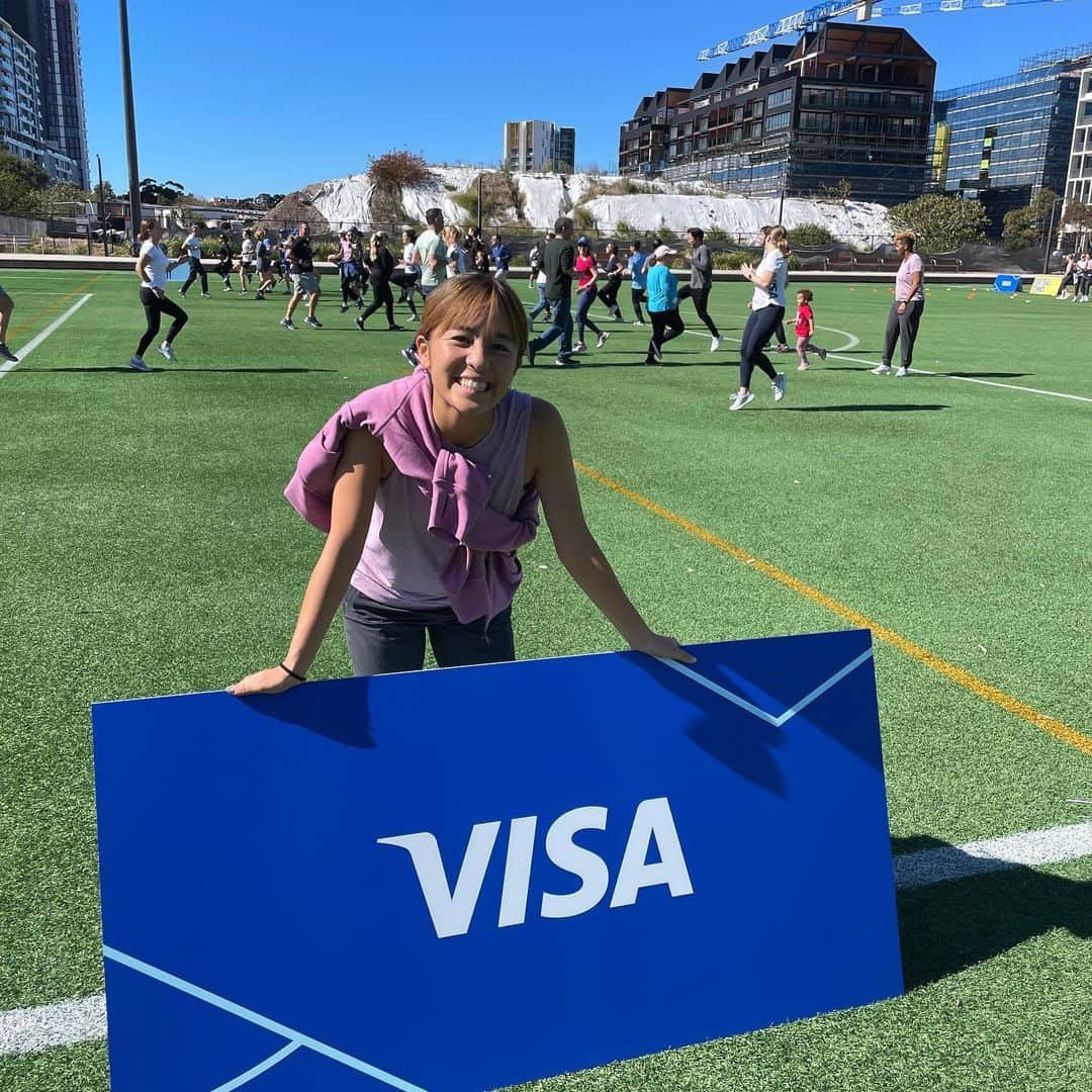 岩渕真奈のインスタグラム：「⚽️️💙🤍 ⁡ VISA Football Clinic !!!! ⁡ VISAのみなさんとサッカークリニック。 私はドリブルコーナーを担当⚽️ Team VISA のレジェンド達と 楽しい時間を過ごせました！！！🙌 ⁡ I’d been great time with team Visa in Sydney.  Thank you VISA 😊 ⁡ #VISA #teamvisa」